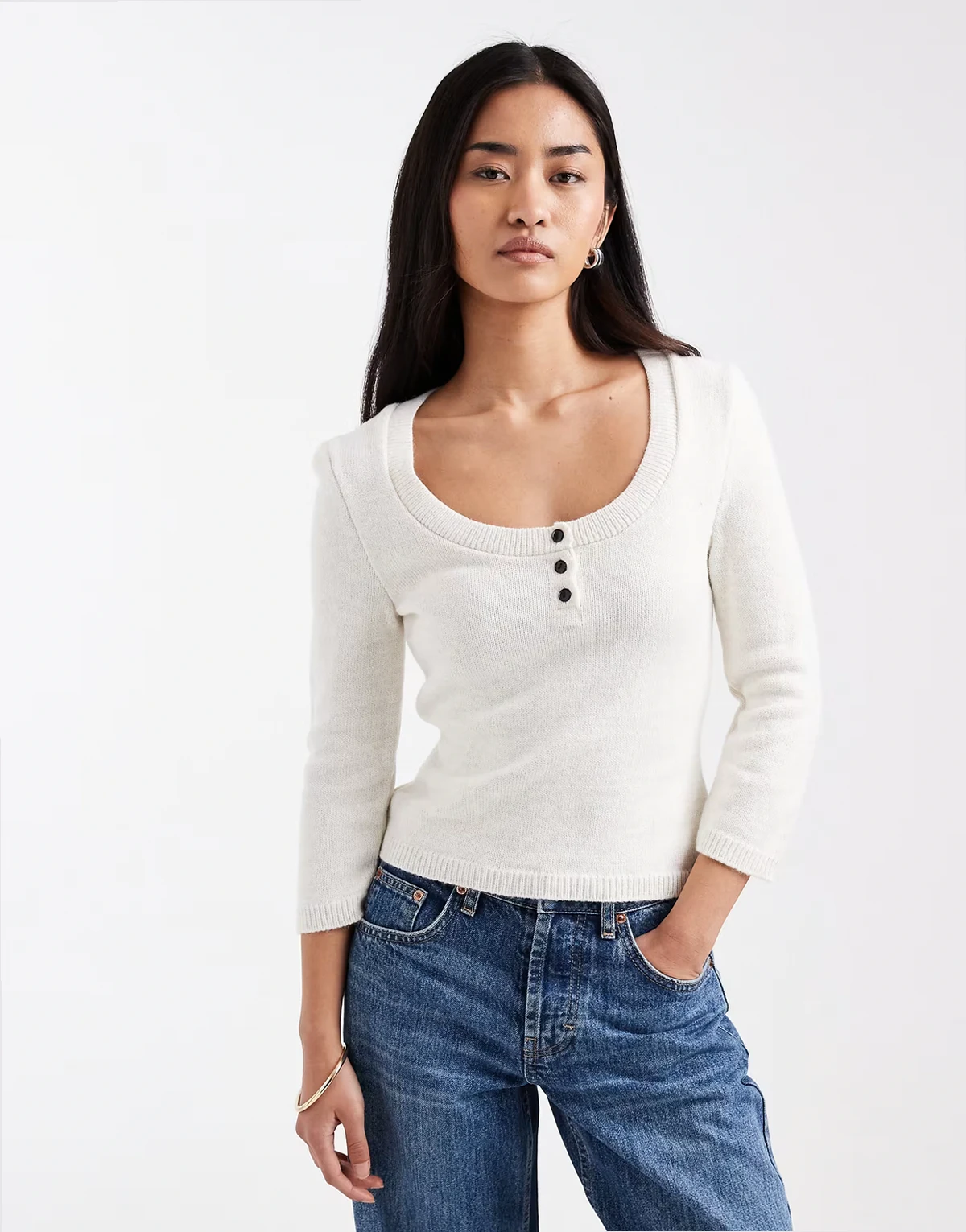 – Dzianinowy sweter w kolorze ecru z dekoltem typu henley w kształcie litery U