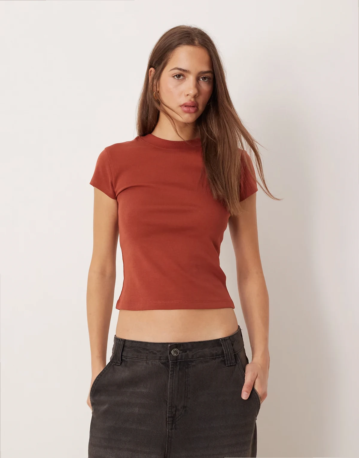 – Krótki, dopasowany T-shirt w kolorze rdzawym, w stylu lat 90.