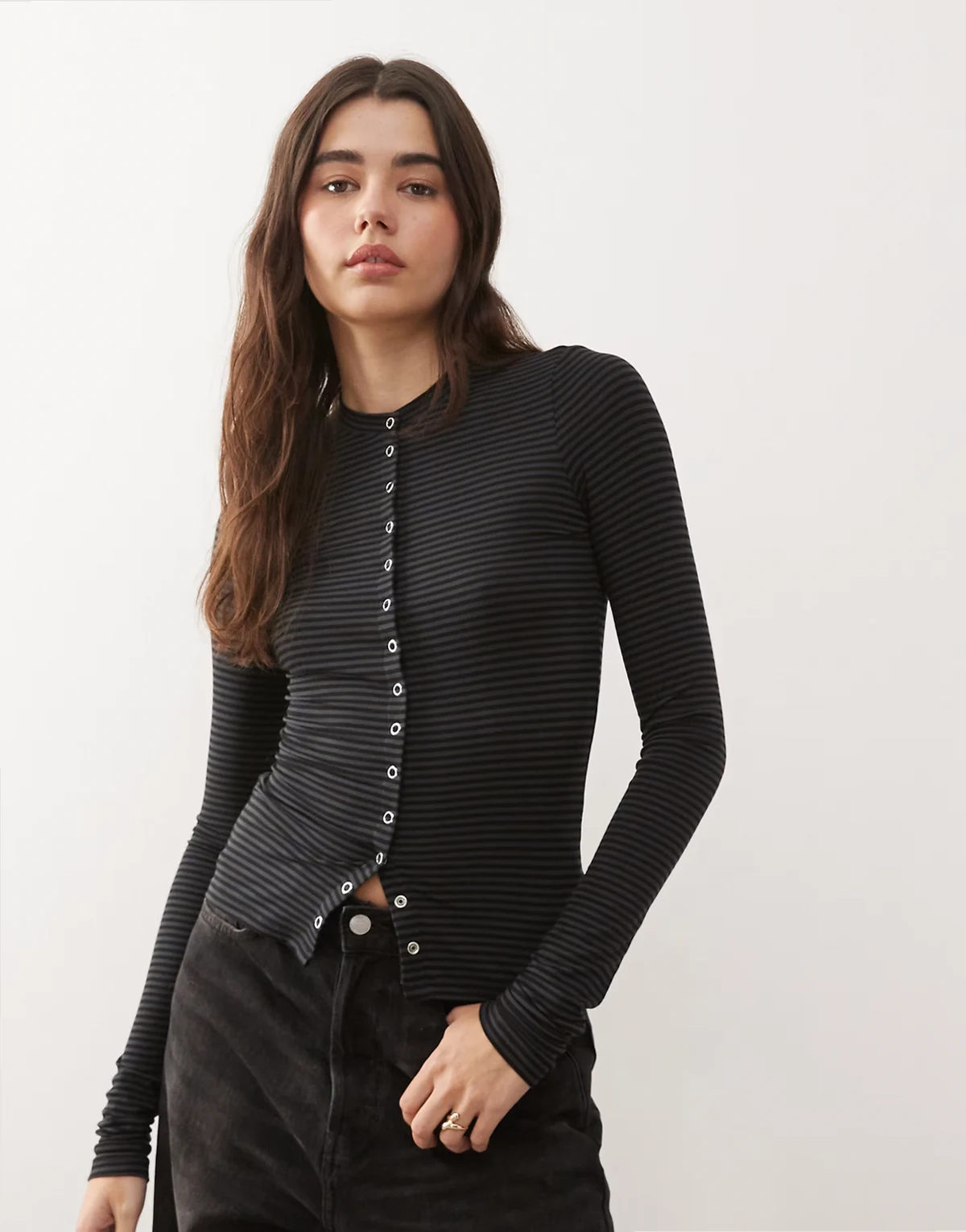 – Langärmliges, schmal geschnittenes Oberteil mit Knopfleiste vorne und Streifen in Schwarz und Grau