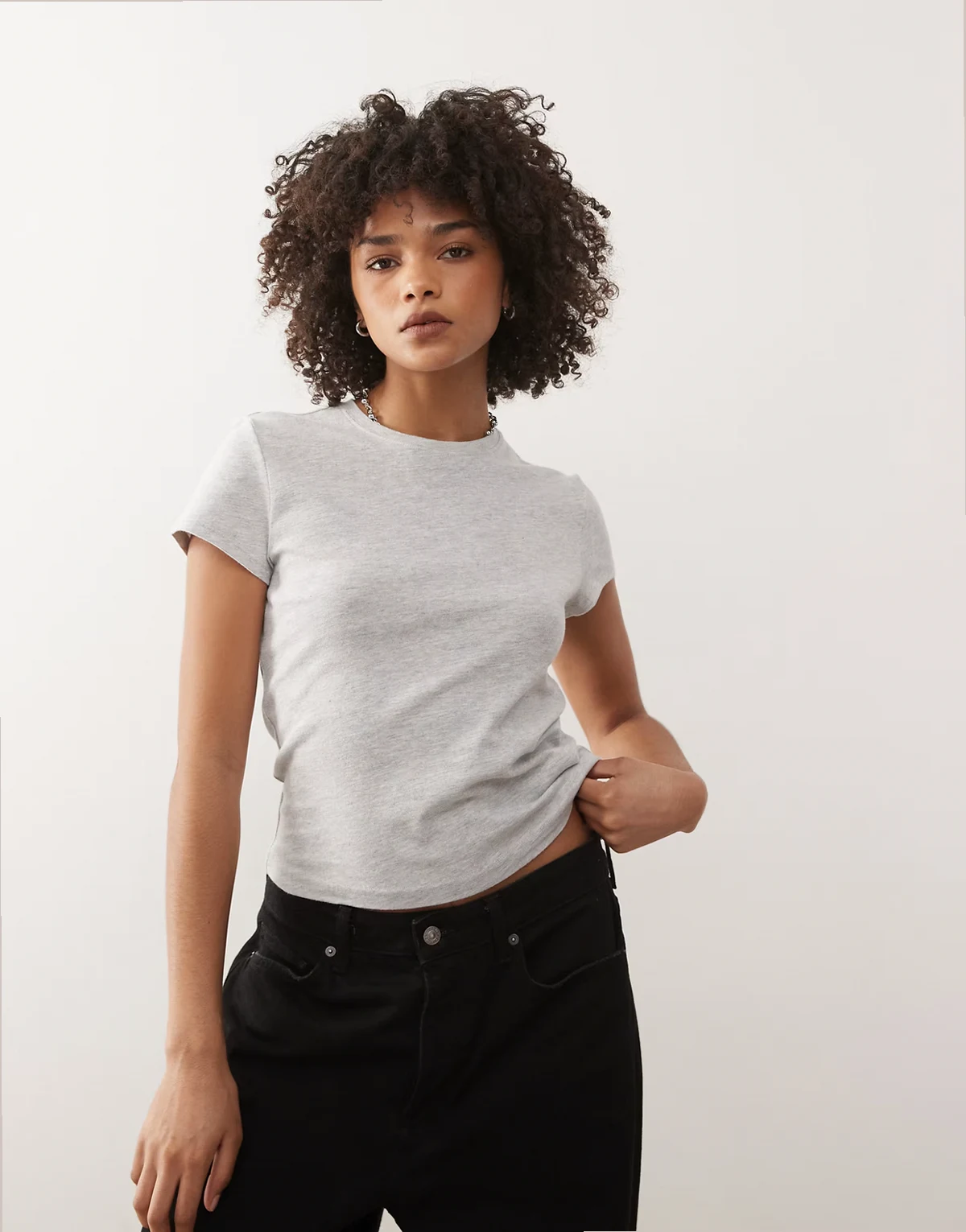 – Knapp geschnittenes T-Shirt im 90er-Stil in meliertem Grau