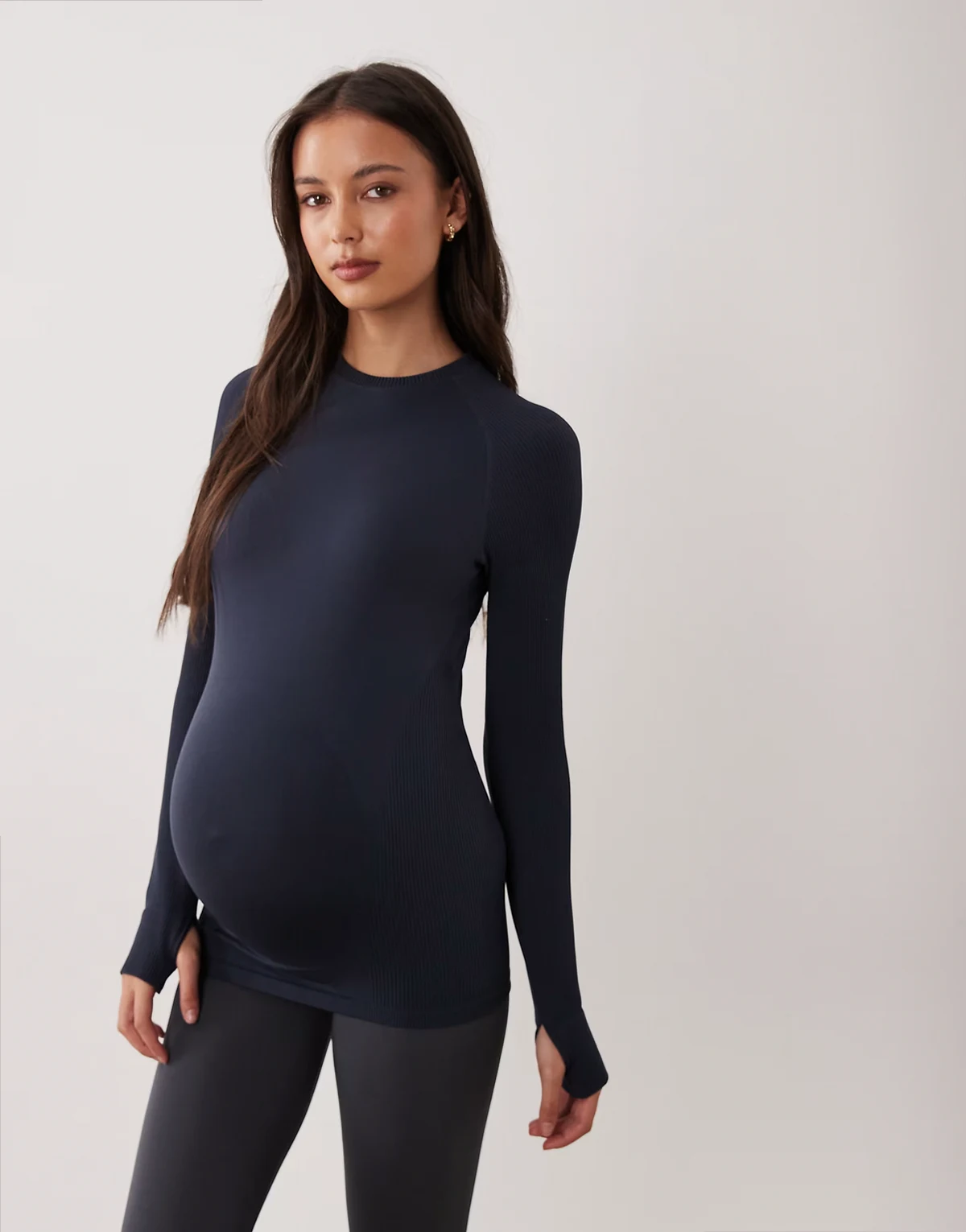 Maternity – Figurformendes, nahtloses Oberteil in Indigoblau mit langen Ärmeln