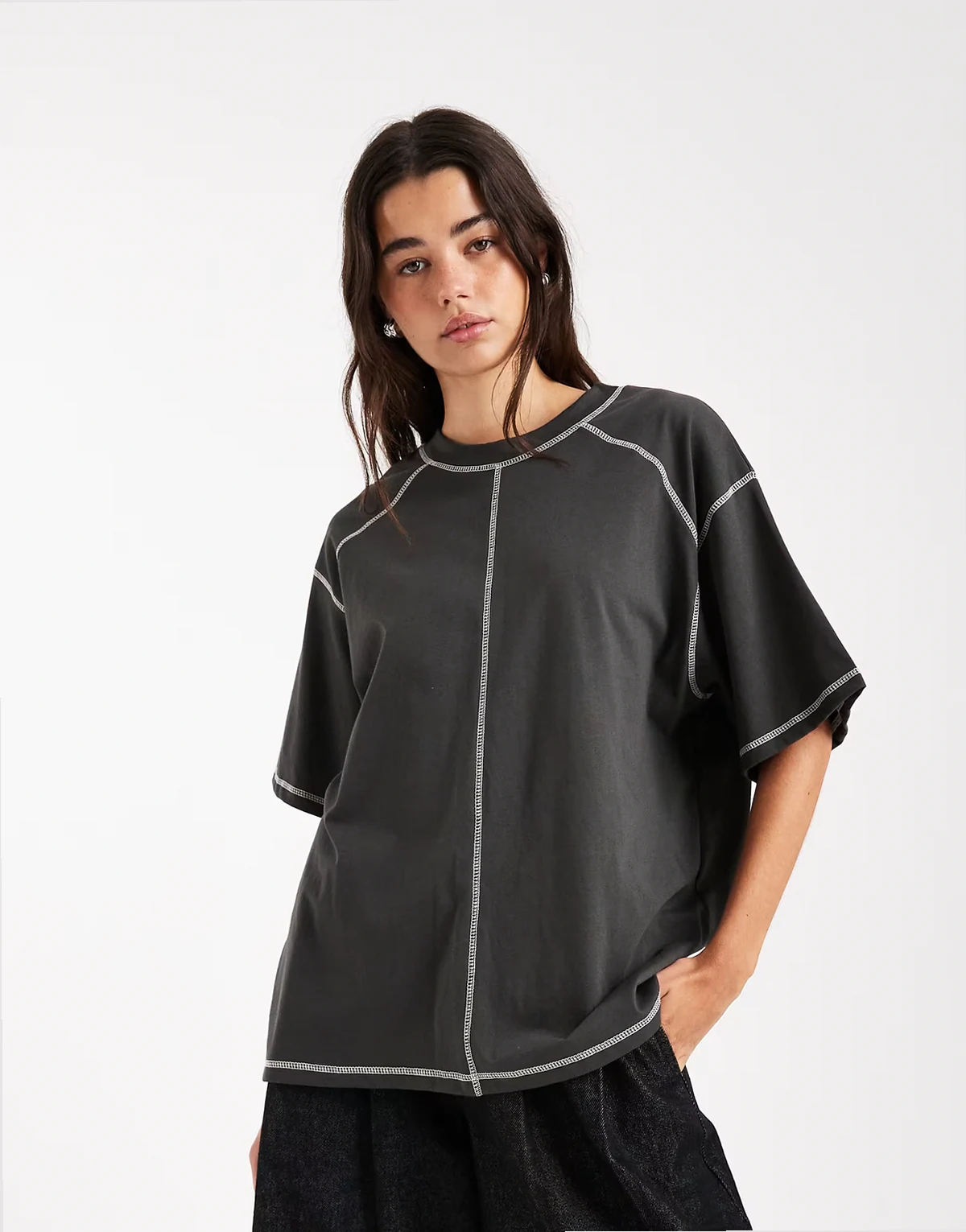 – Grafitowy T-shirt oversize z krótkim rękawem i kontrastowymi szwami