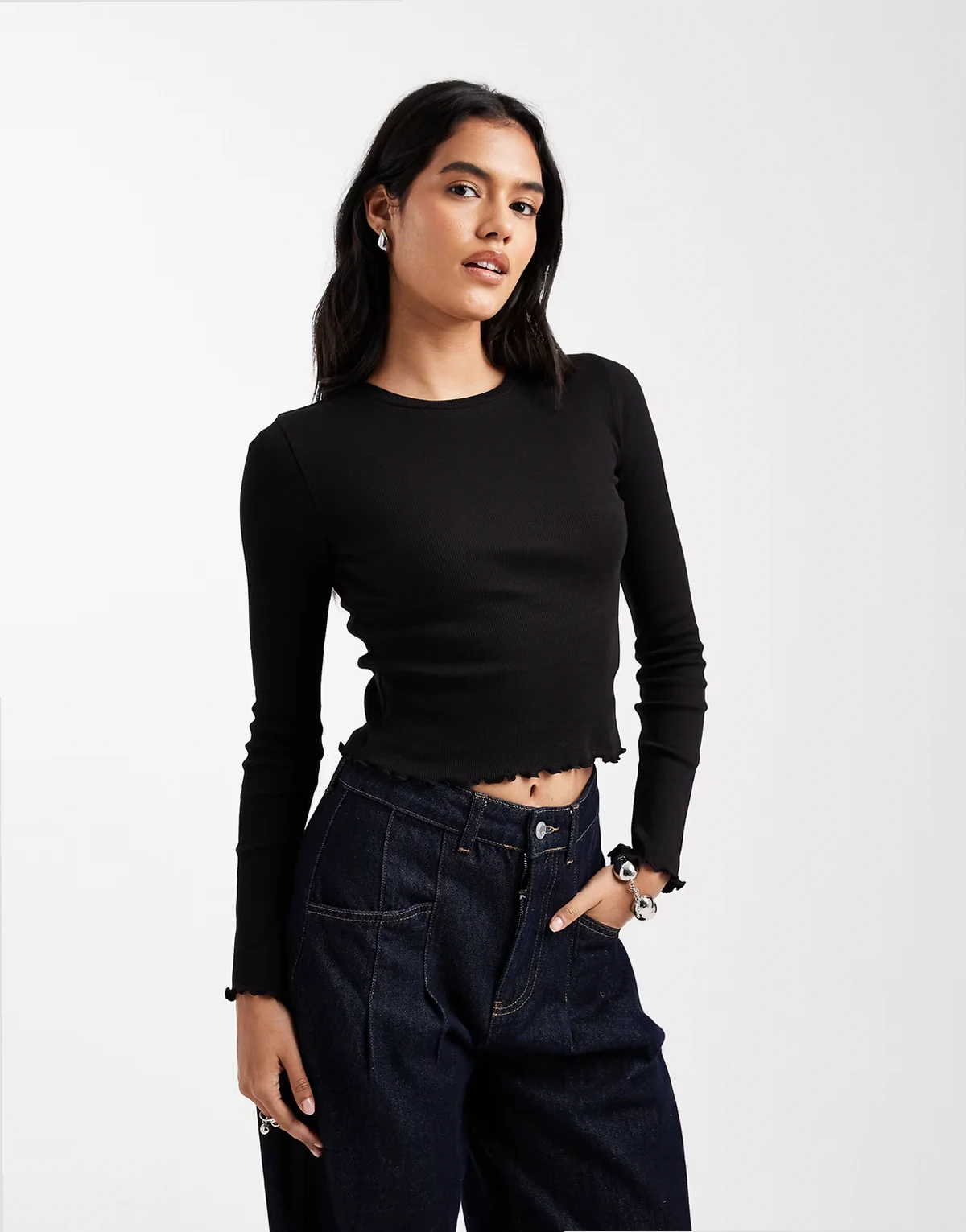 – Langärmliges Baumwoll-Shirt in Schwarz mit Kräuselsaum