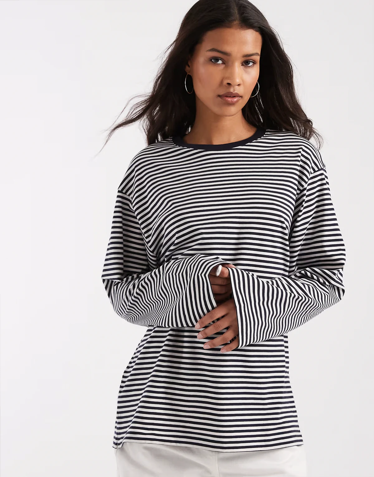 – Ciemnoniebieski T-shirt oversize z długimi rękawami i wzorem w paski