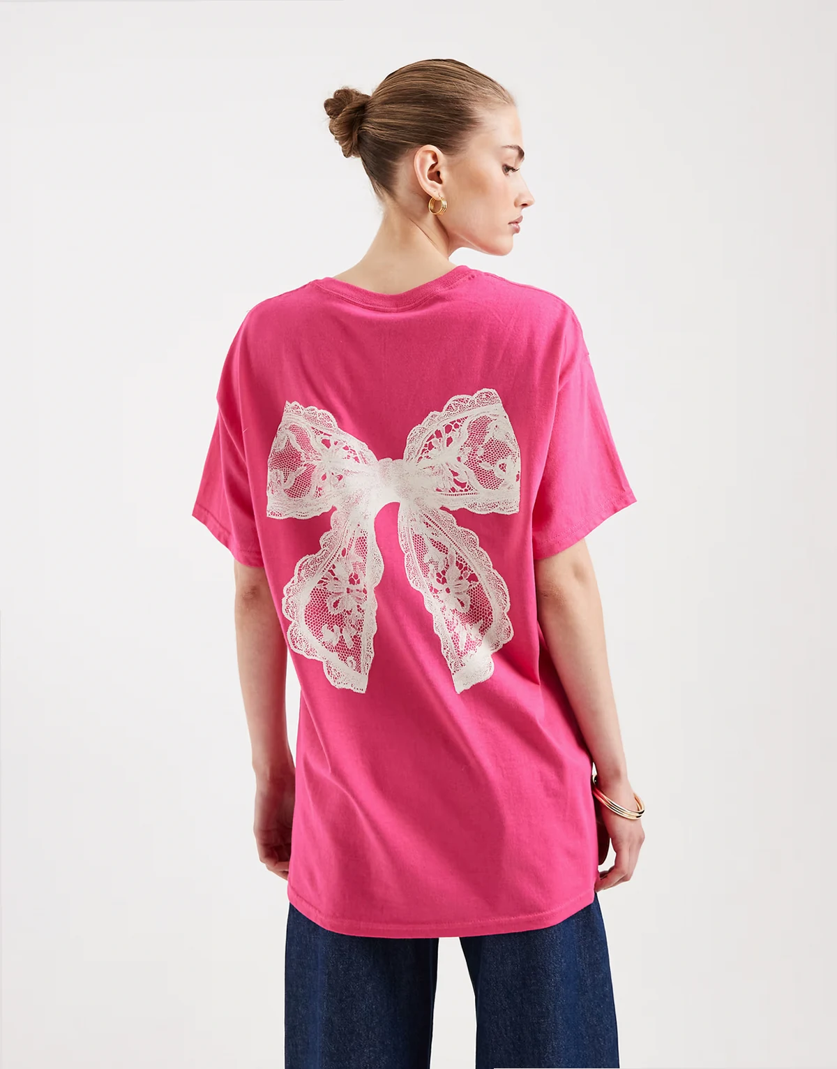 – Jaskraworóżowy T-shirt z grafiką z kokardką