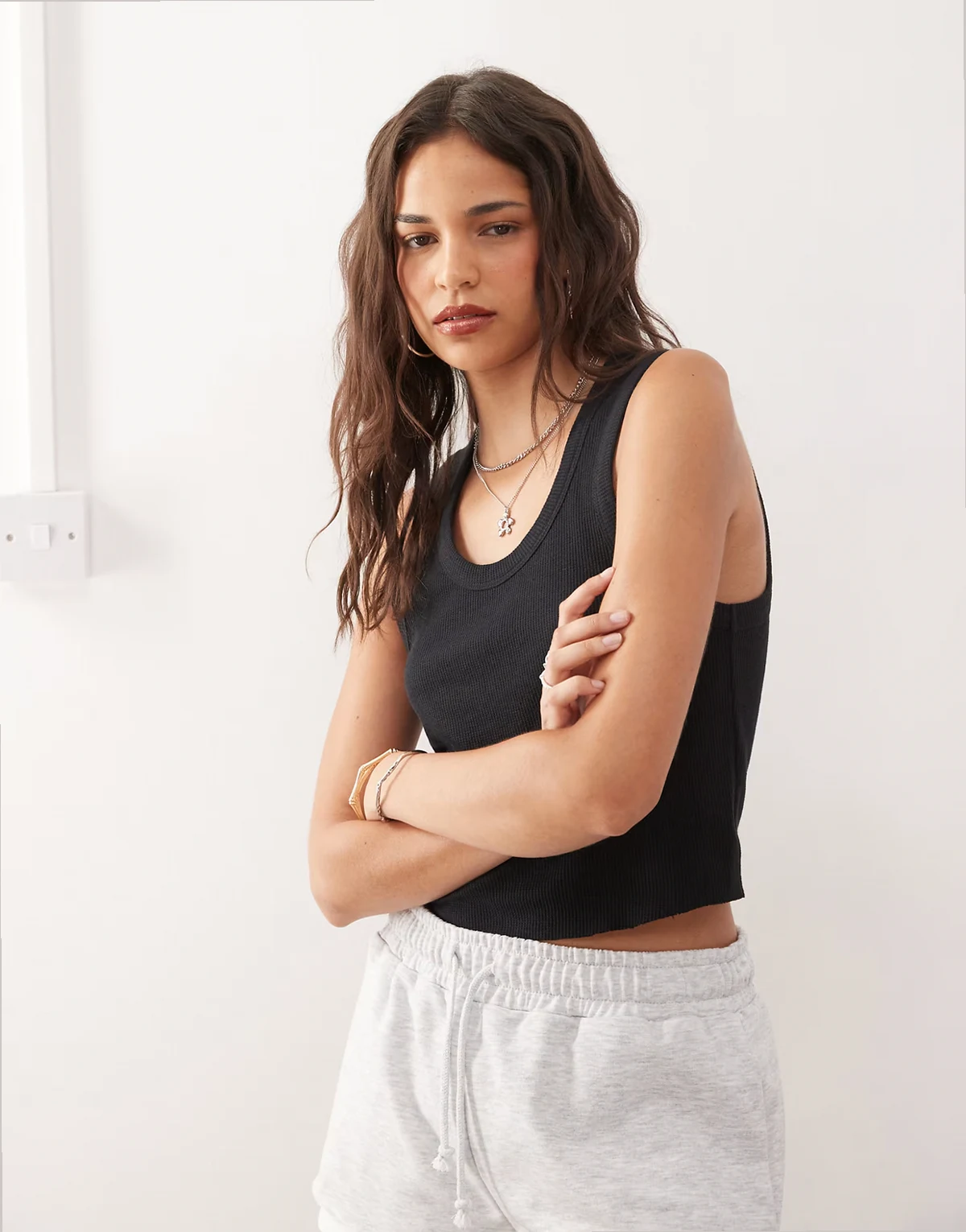 – Czarny top bez rękawów o waflowym splocie