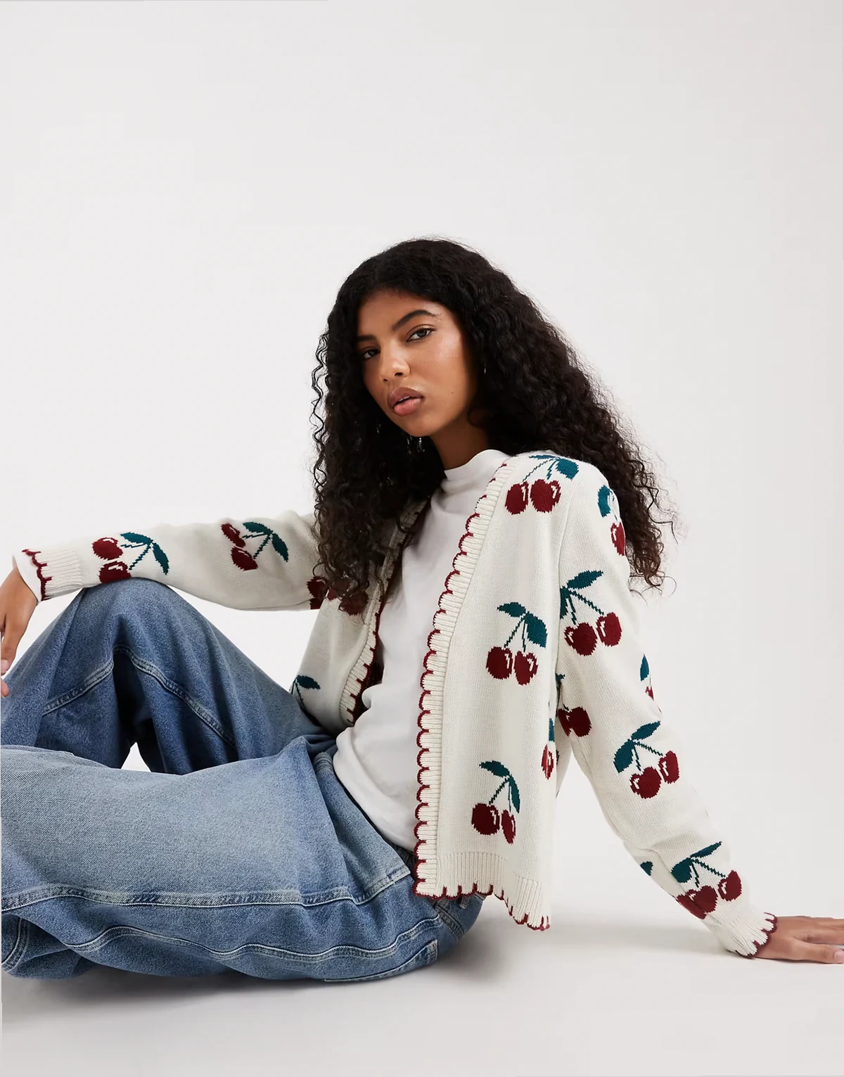 – Kardigan bez zapięcia we wzór w wisienki