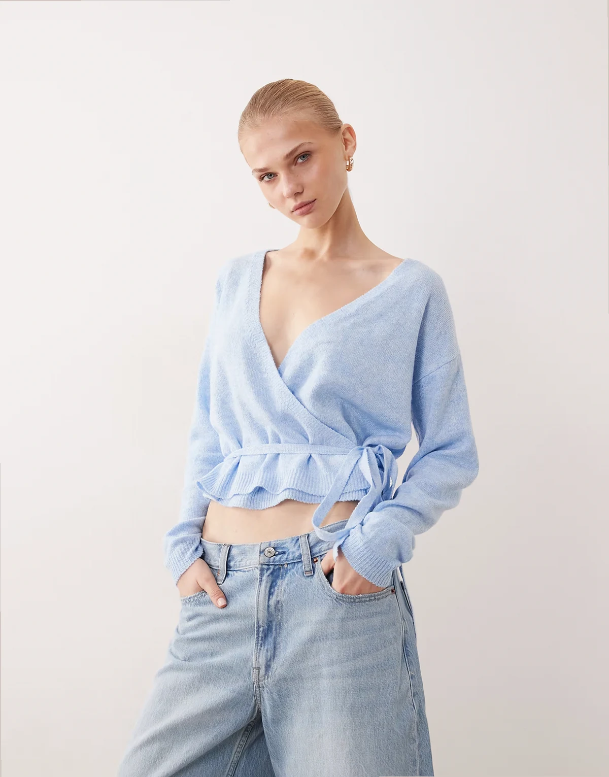 – Jasnoniebieski melanżowy kardigan dzianinowy z wiązaniem w talii