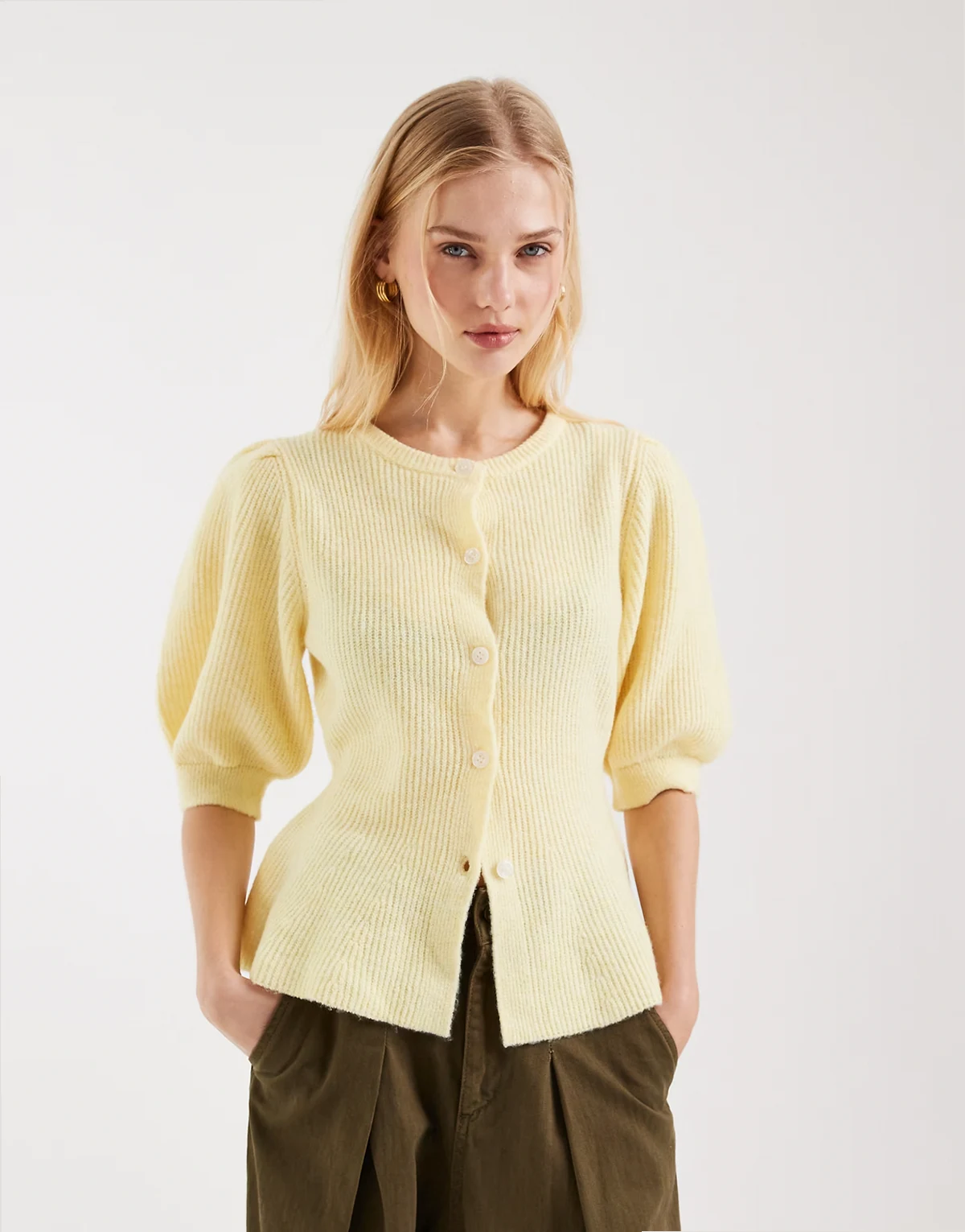 – Jasnożółty dzianinowy kardigan z bufkami i wcięciem w talii