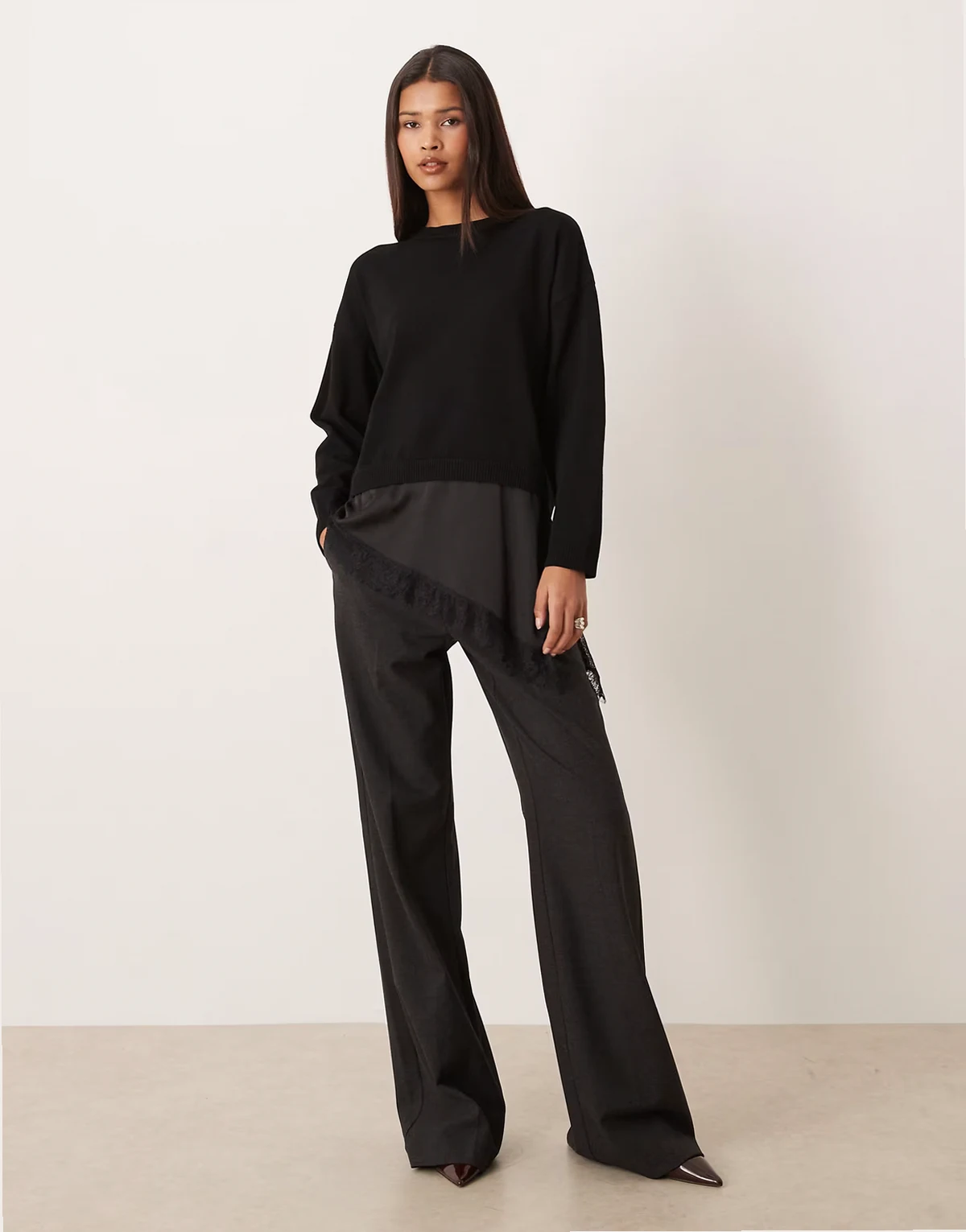 – Pullover in Schwarz mit Satin- und Spitzen-Unterlage