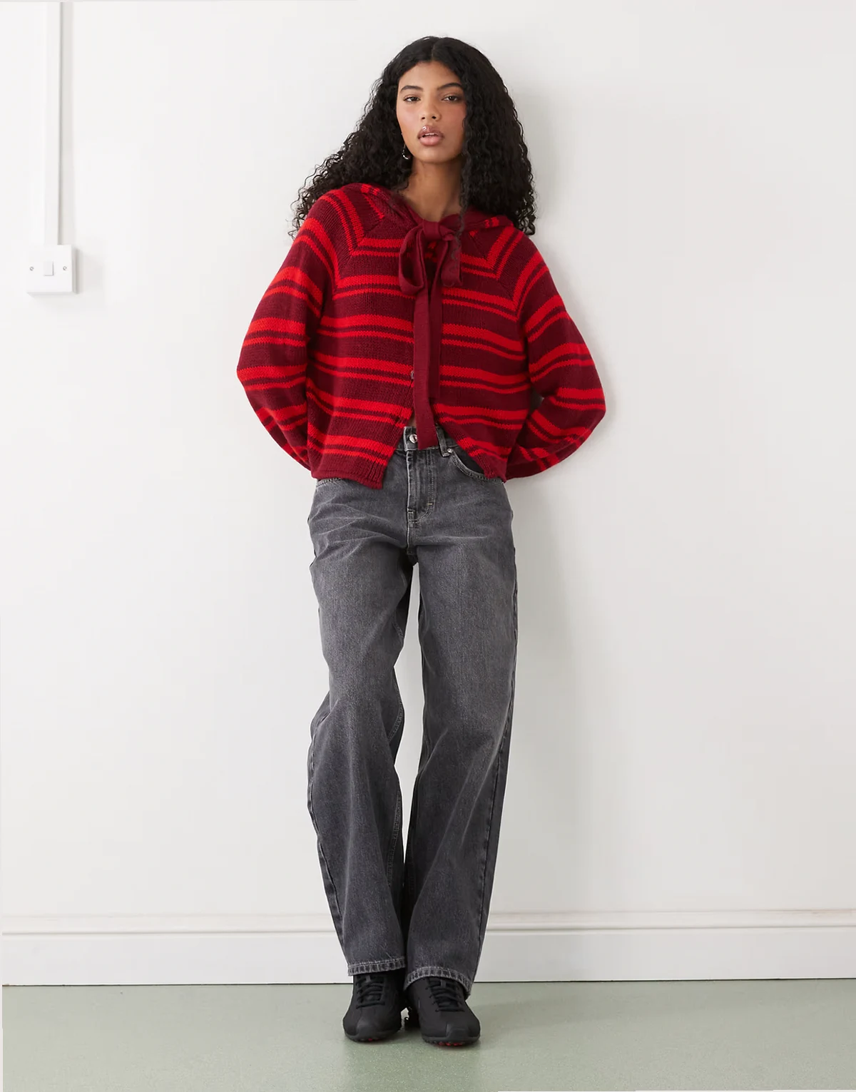 – Czerwony kardigan w paski z kapturem