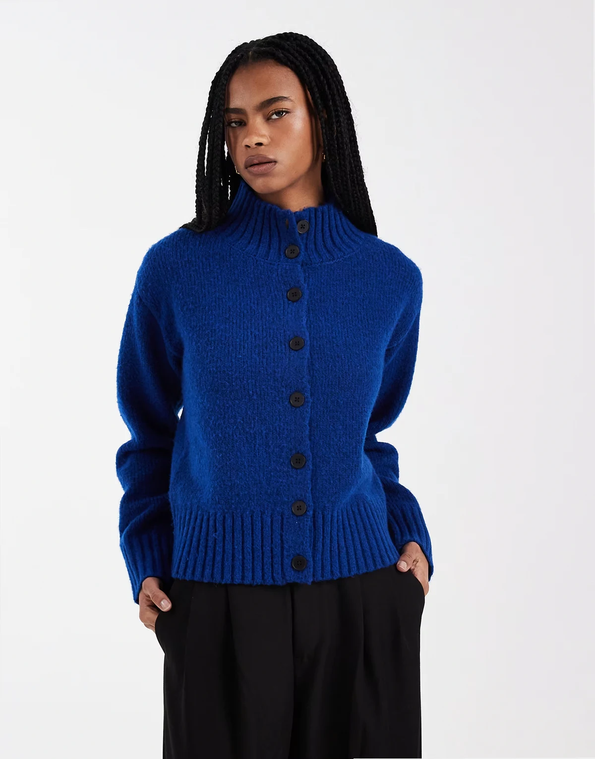 Exclusive – Zapinany na guziki kobaltowy kardigan z golfem