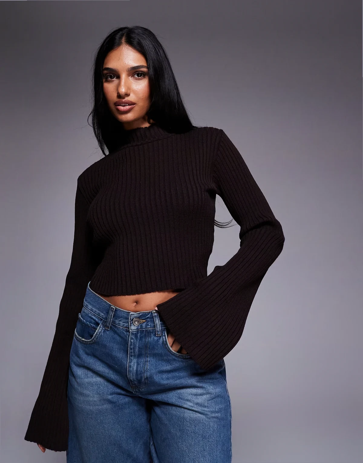 Exclusive – Brązowy sweter z golfem i rozkloszowanymi rękawami