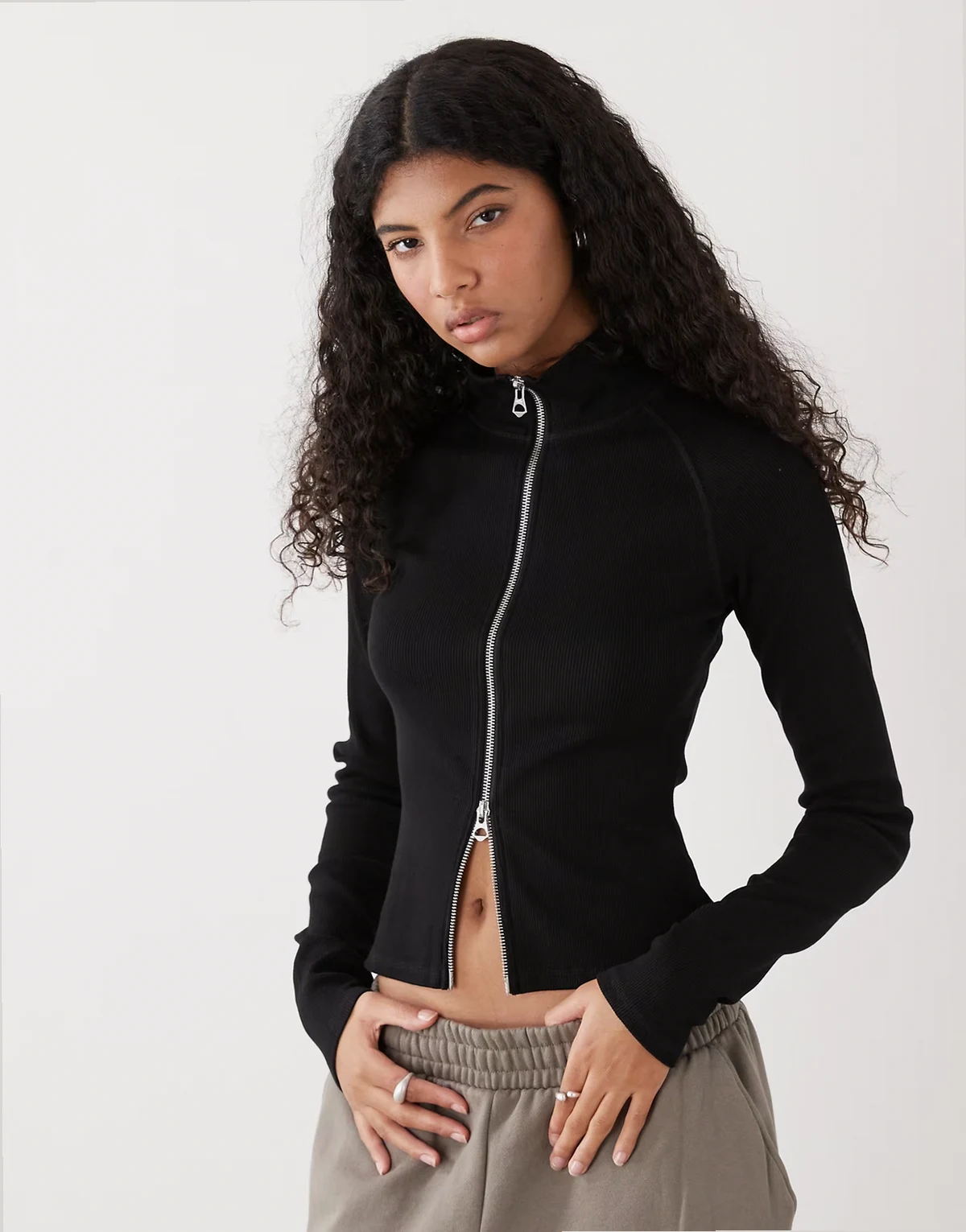 – Langärmliges Oberteil in Schwarz mit Stehkragen und durchgehendem Reißverschluss