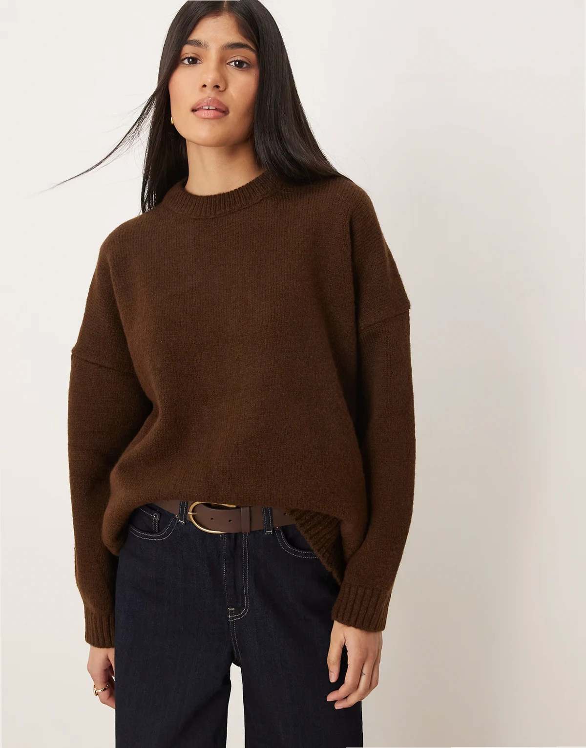 – Oversize-Pullover in Schokobraun mit Rundhalsausschnitt und geschwungenem Saum