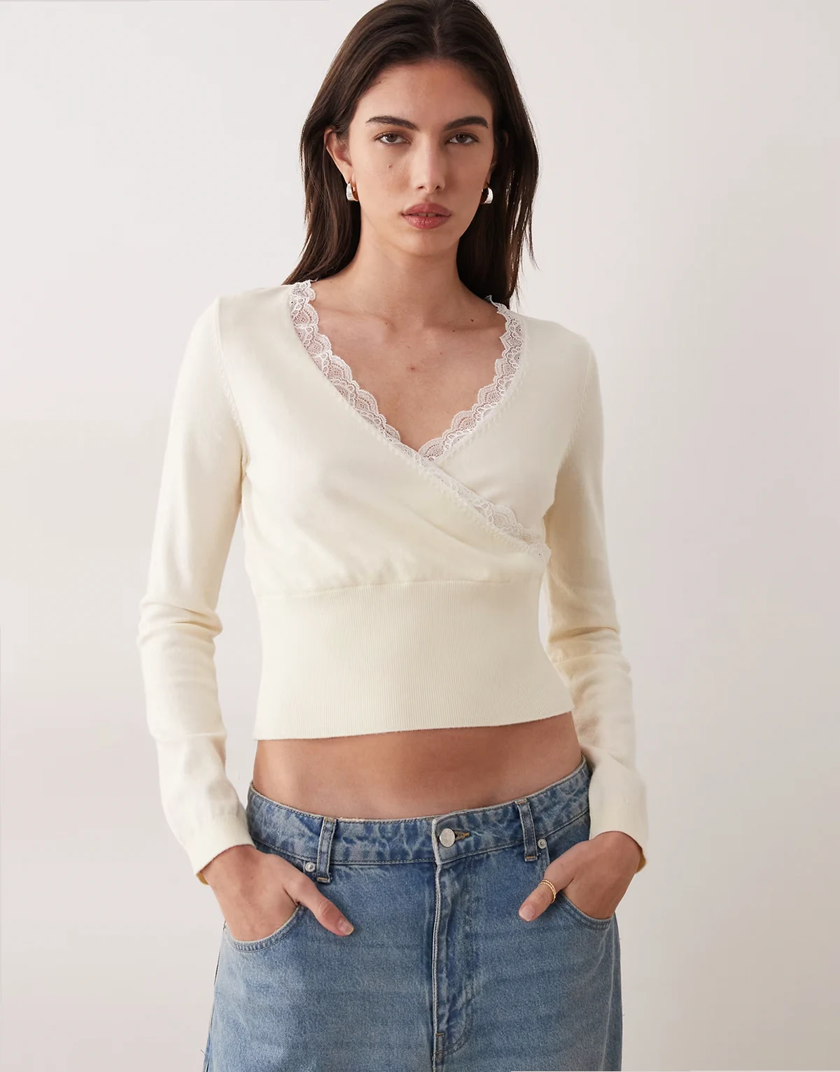 – Dzianinowy kopertowy top z koronkowym wykończeniem