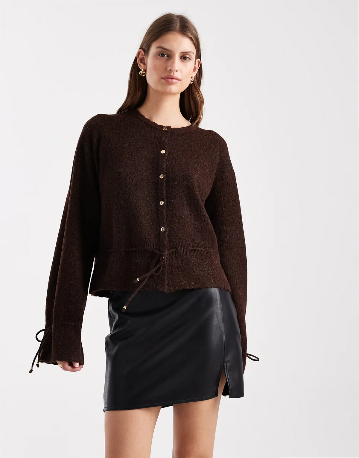 – Czekoladowy miękki kardigan z baskinką