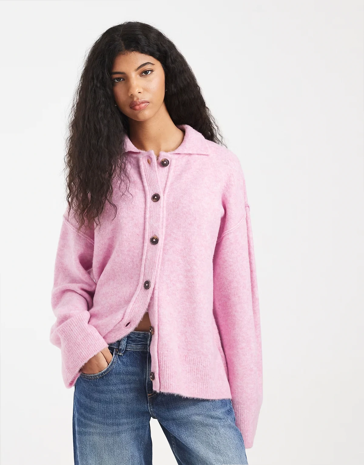 – Strickjacke in Rosa mit Hemdkragen und Ziernaht