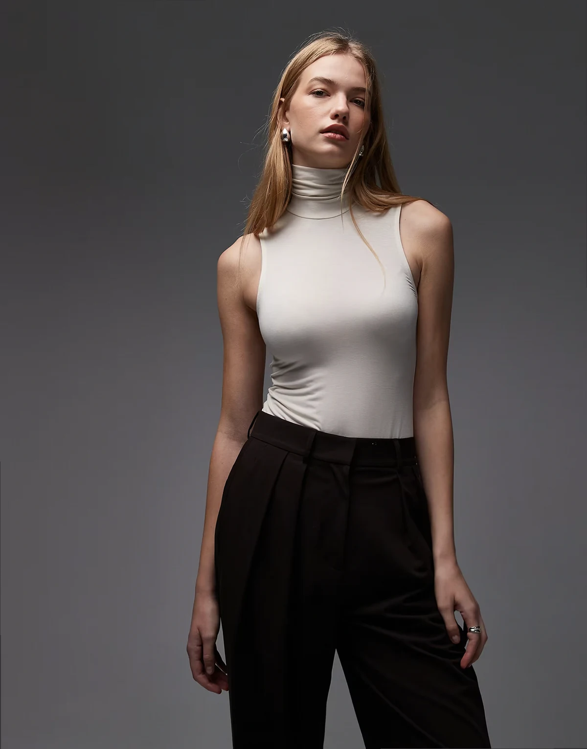 – Biały miękki top bez rękawów z golfem