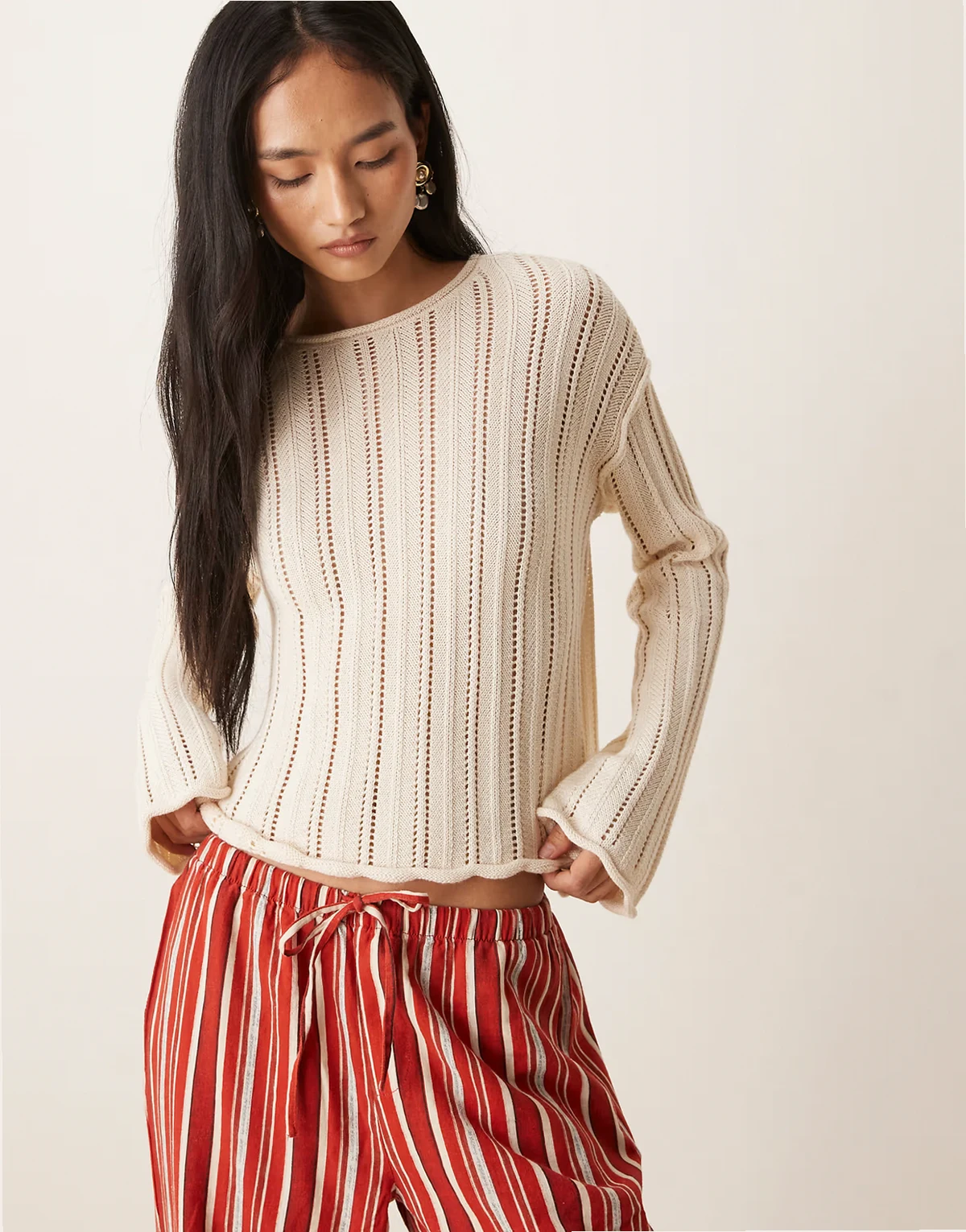 – Häkeloberteil in Cremeweiß mit ausgestellten Ärmeln und Muschelsaum