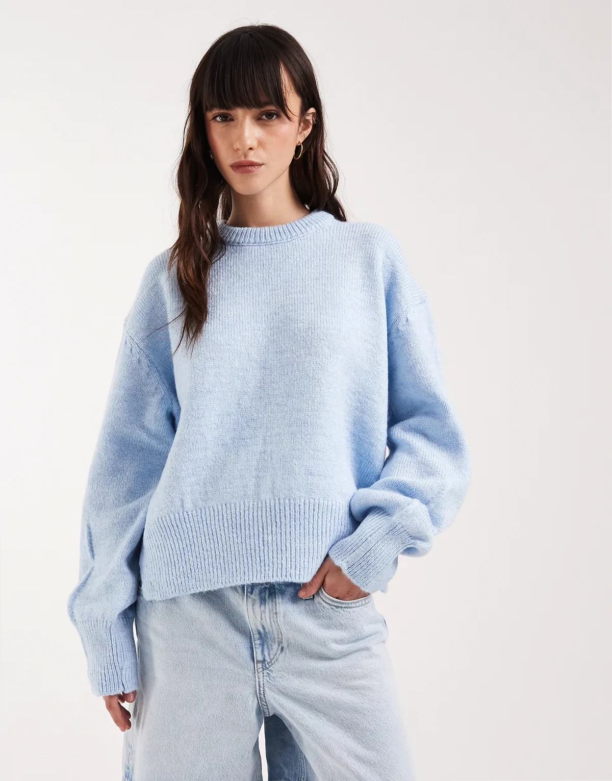 – Kastiger Pullover in Hellblau mit Rundhalsausschnitt und Seitenschlitz