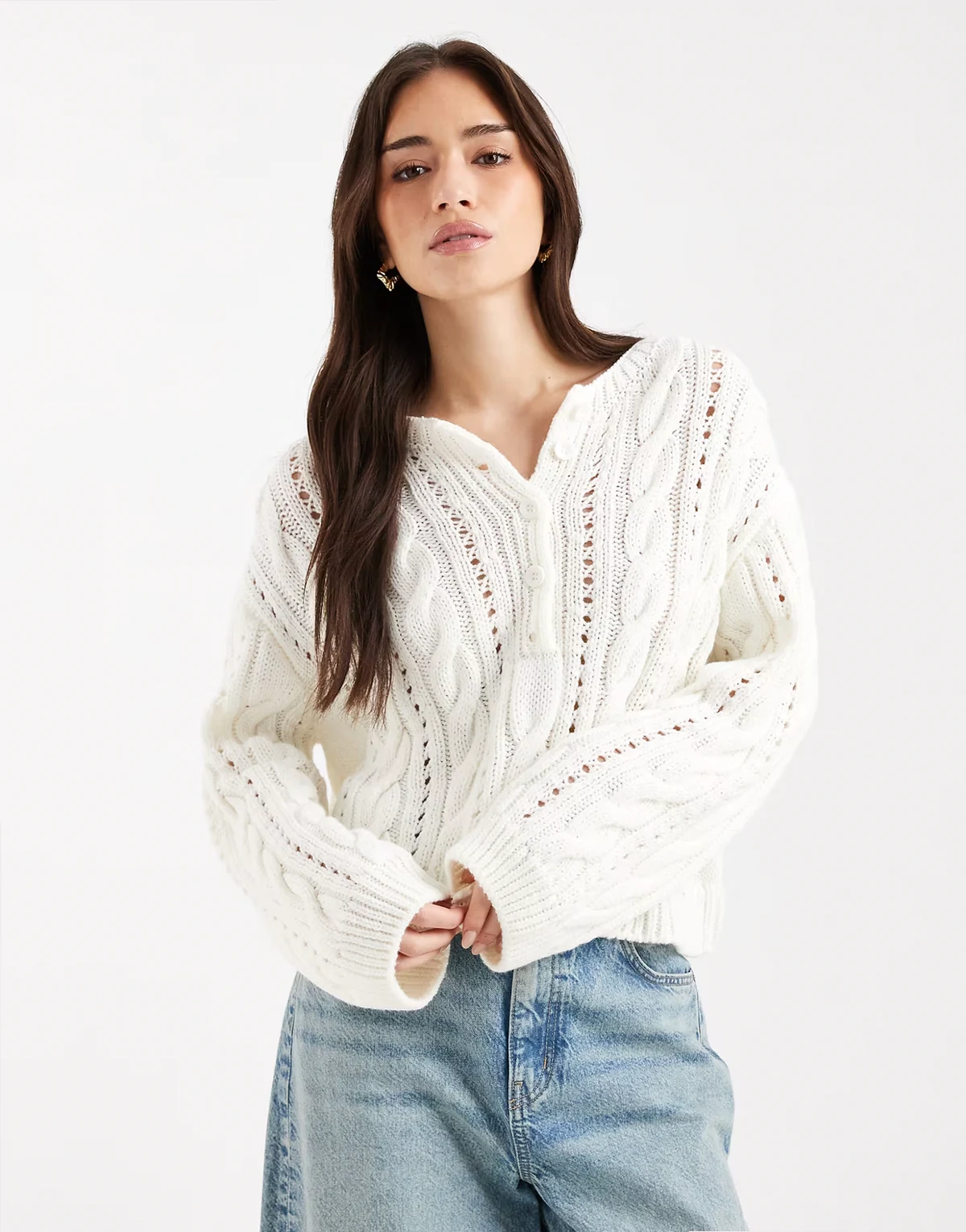 – Dzianinowy sweter o warkoczowym splocie z dekoltem henley