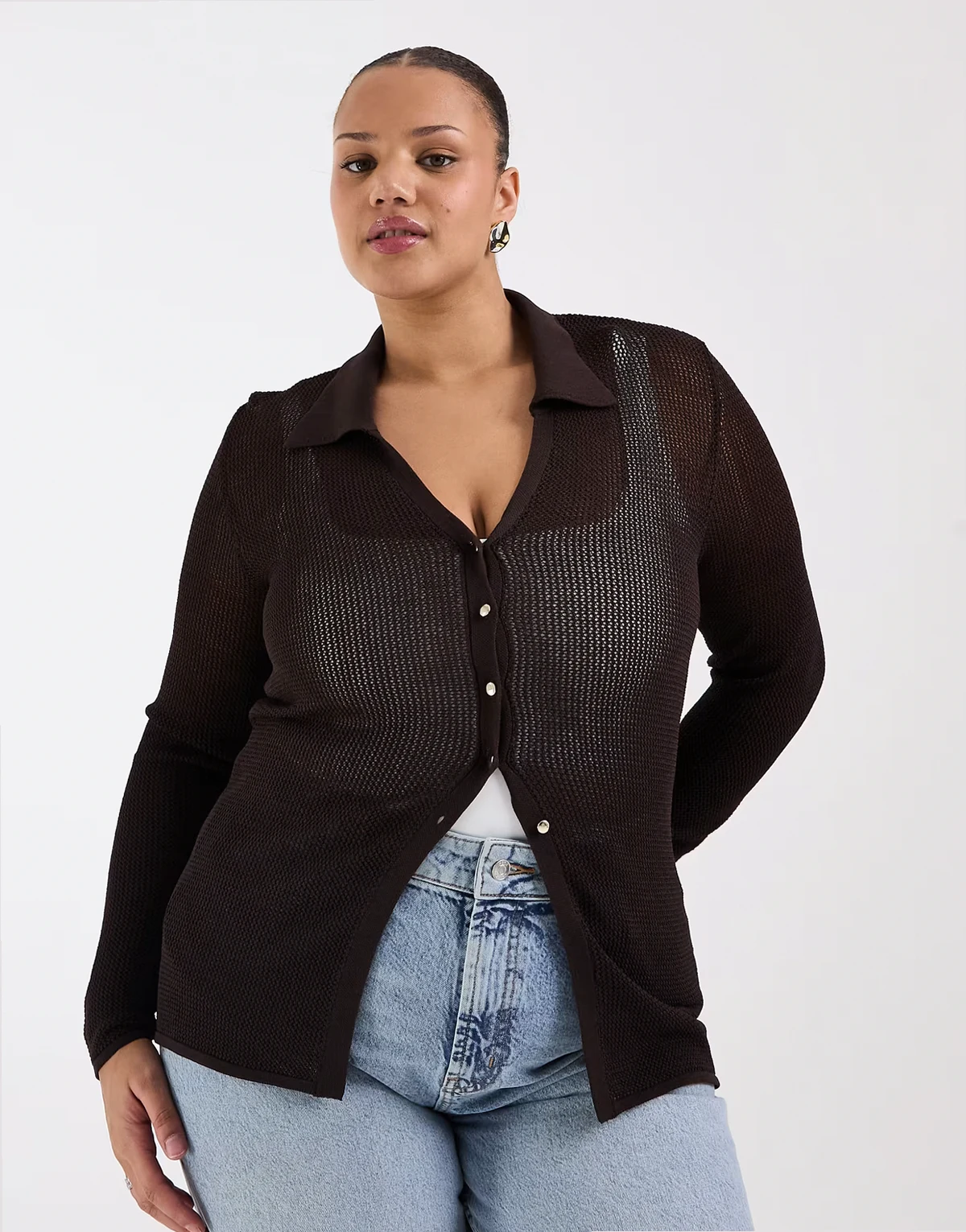 – Ciemnobrązowy szydełkowany kardigan