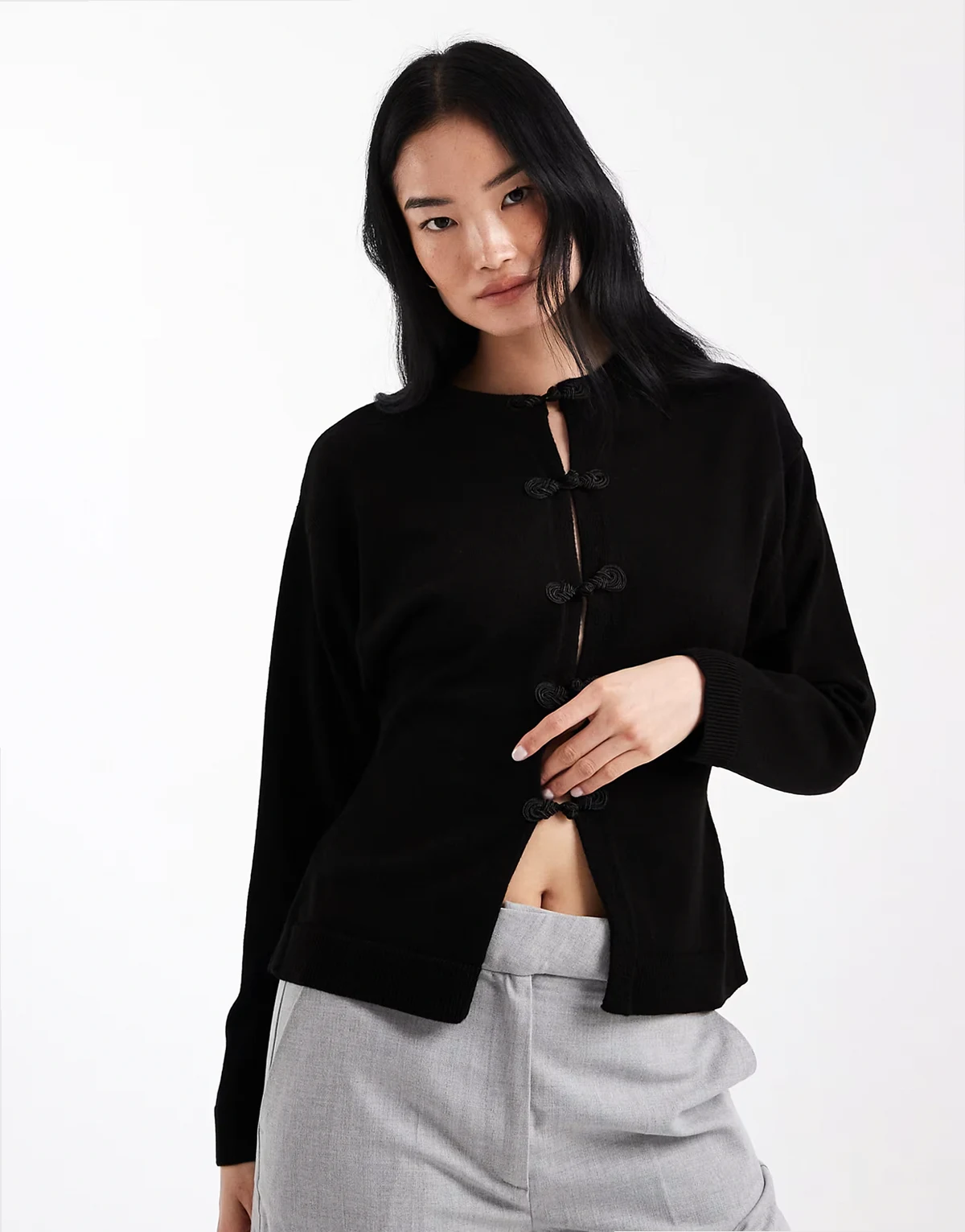 – Geformte Feinstrickjacke in Schwarz mit Knöpfen in Mandarin-Optik