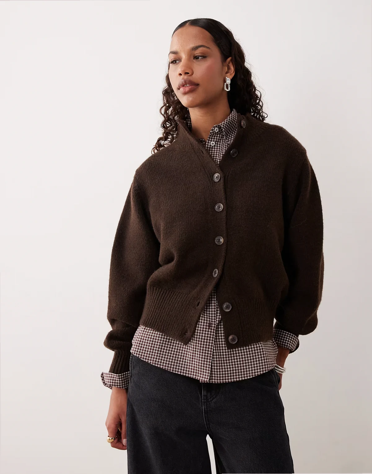 – Strickjacke in Schokobraun mit hohem Rundhalsausschnitt