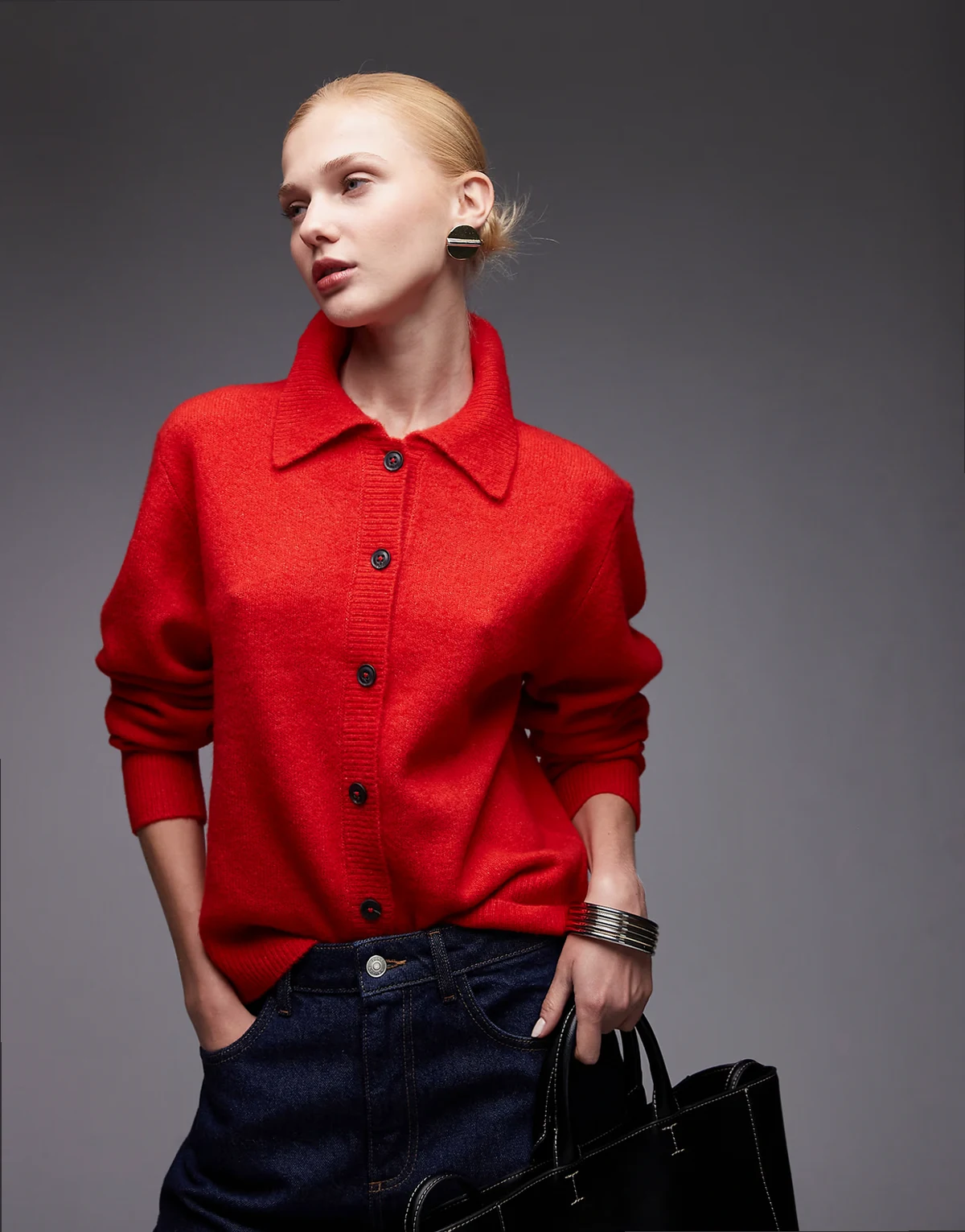 – Strickjacke in Rot mit Kragen