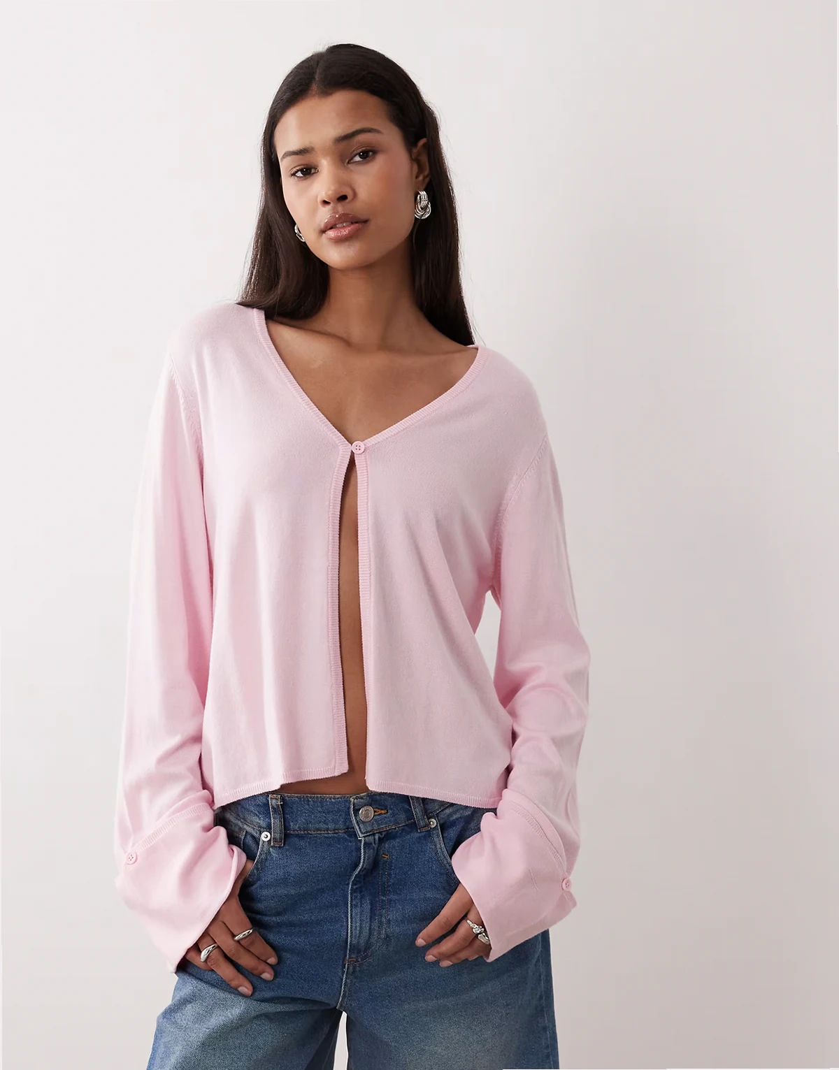 – Strickjacke in Rosa mit umgeschlagenen Ärmeln und einzelnem Knopf