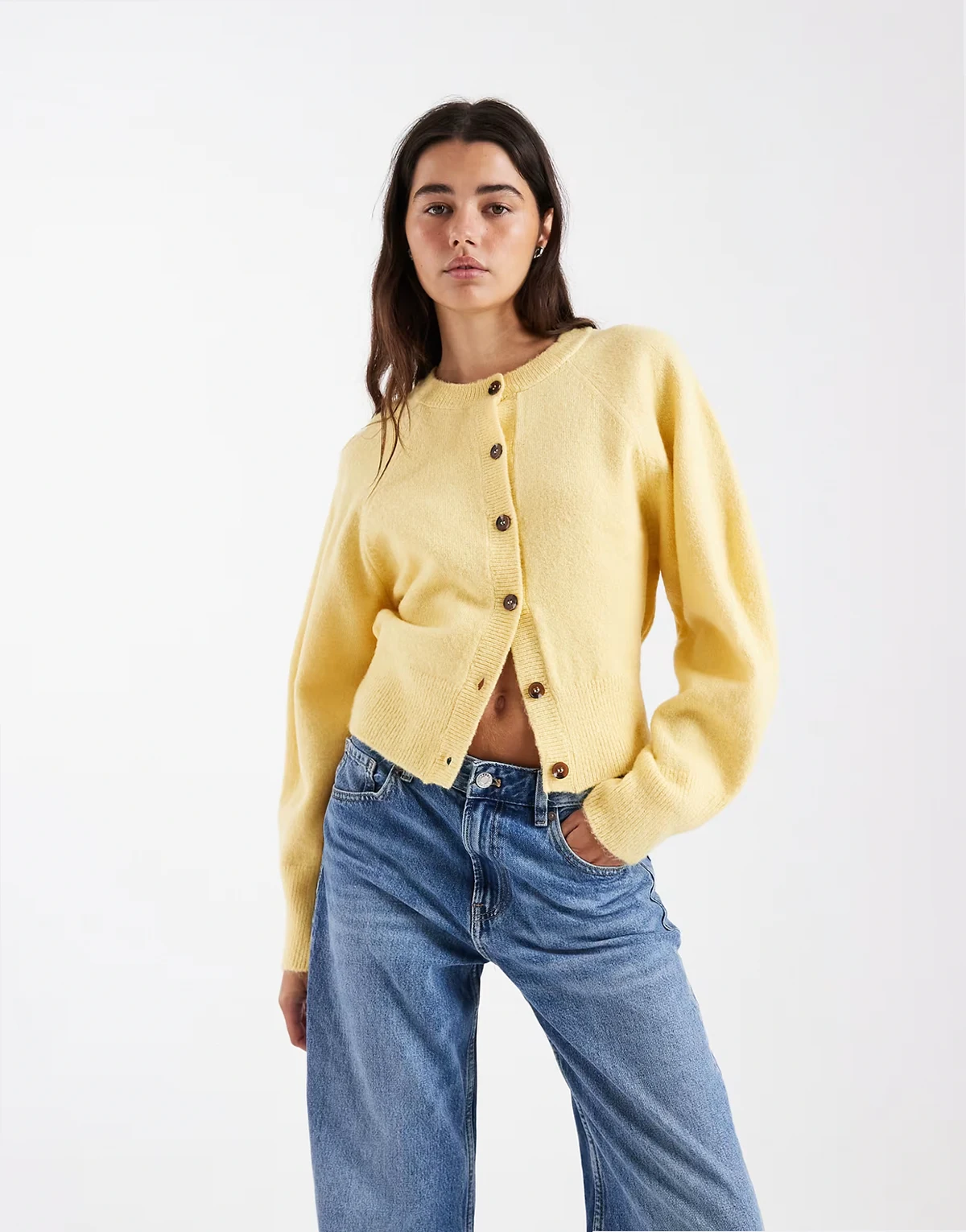 – Strickjacke in Buttermilch mit Raglan-Ärmeln und Rundhalsausschnitt