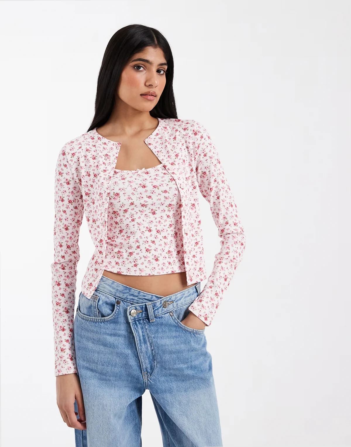 – Geripptes Set mit Blümchenmuster, bestehend aus Strickjacke und Camisole