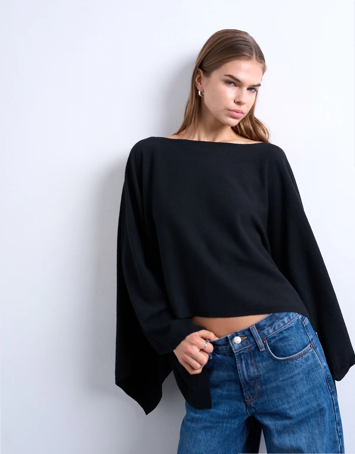 – Strick-Poncho in Schwarz