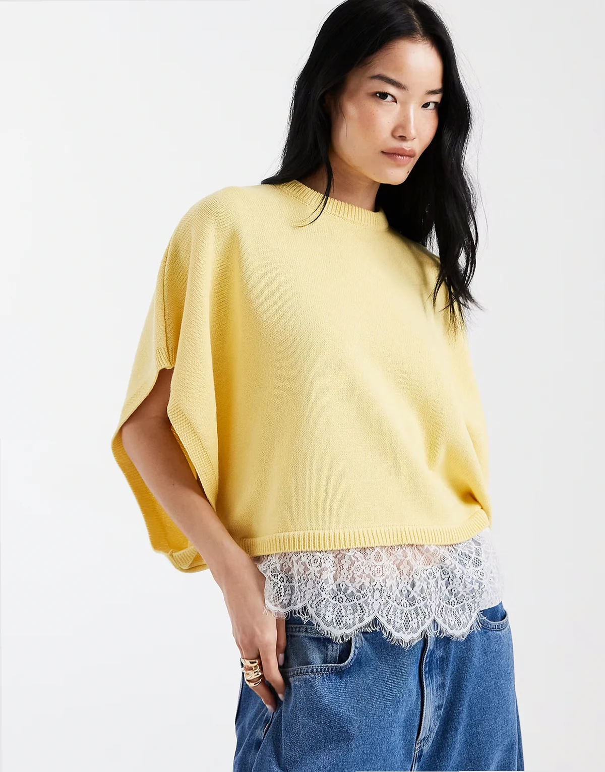 – Cape-Shirt aus Strick in Buttermilchgelb mit Spitzenrand