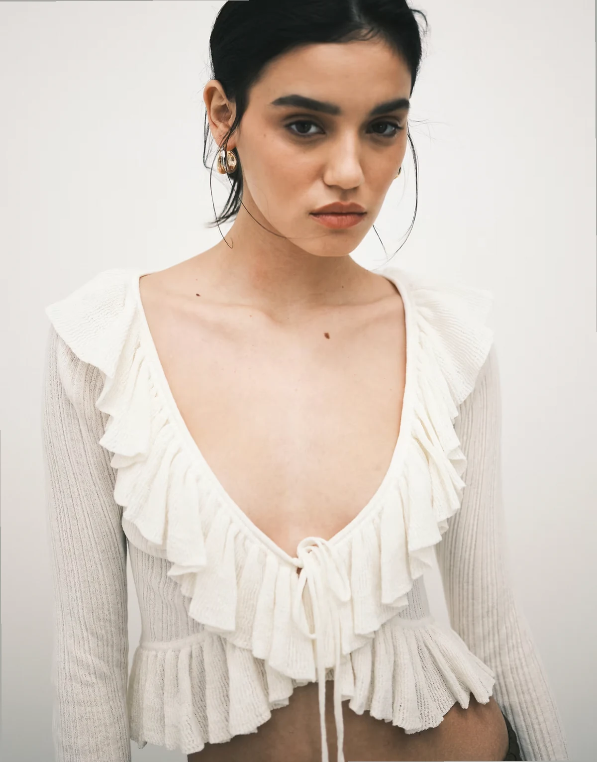 – Strickjacke in Wollweiß mit Rüschen