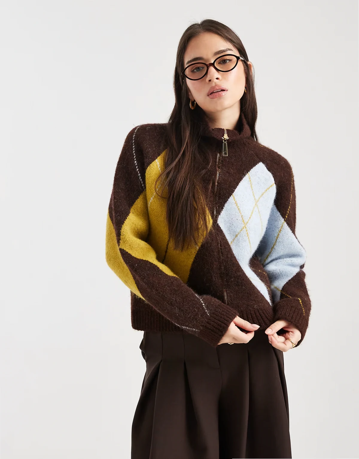 – Strickjacke in Braun mit Rautenmuster und Reißverschluss