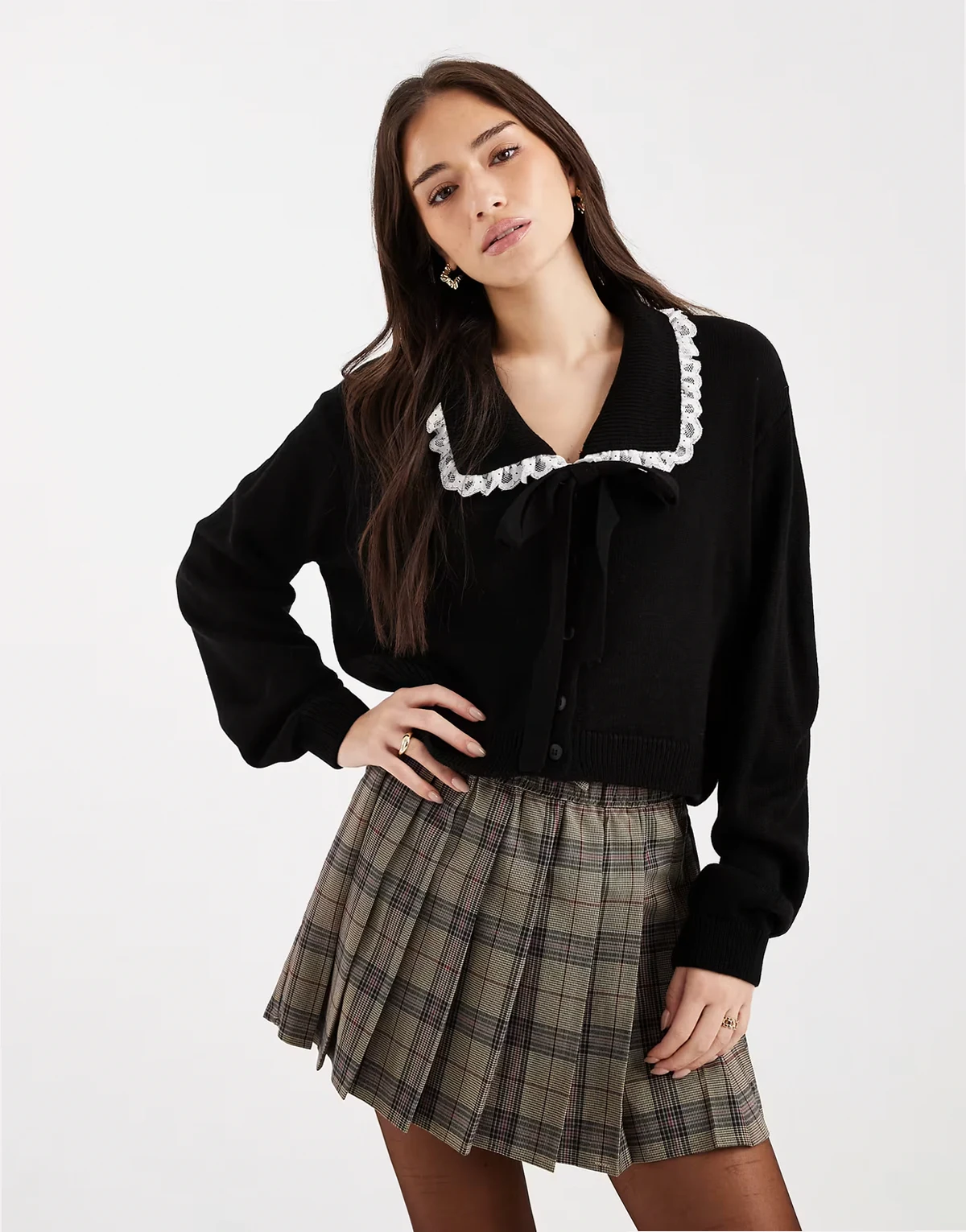 – Strickjacke in Schwarz mit Spitzenkragen und Schleifendetail