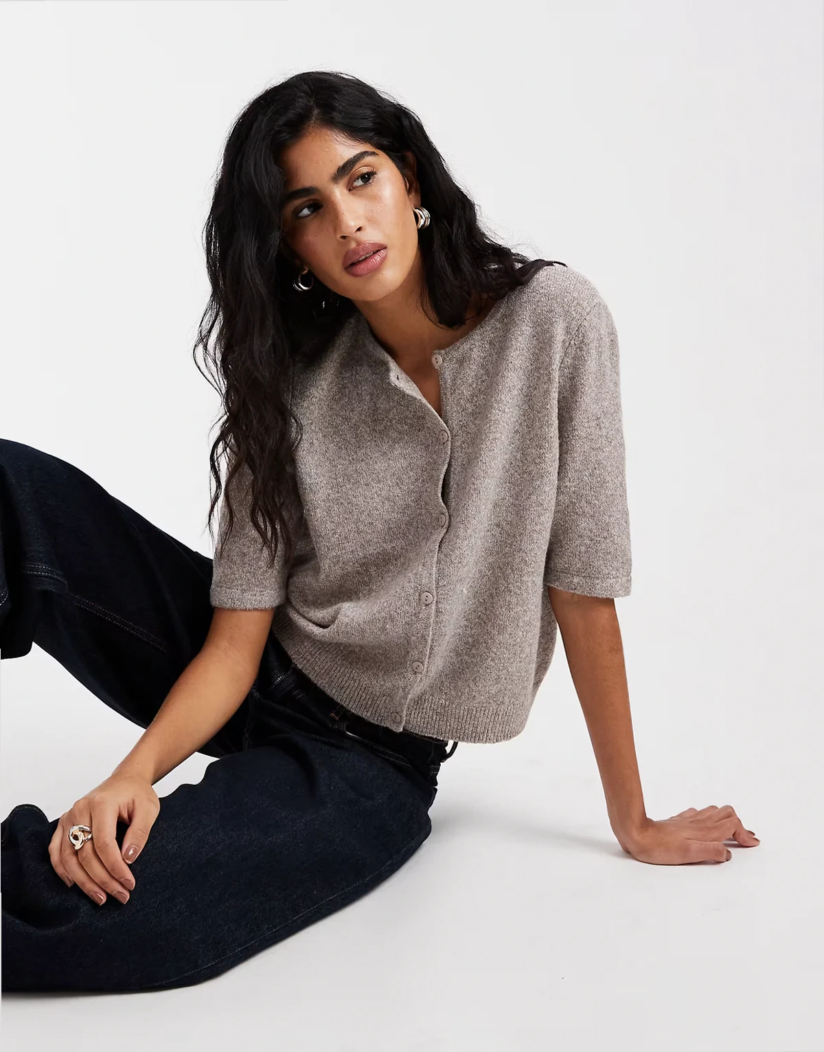 – Kurzärmlige Strickjacke in der Farbe Moonrock mit Rundhalsausschnitt