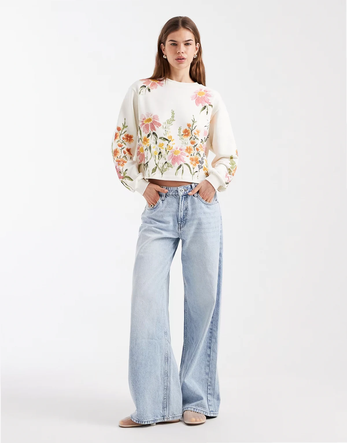 – Sweatshirt in Cremeweiß mit Blumenmuster