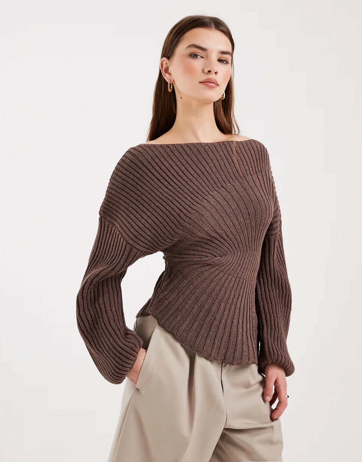 – Taillierter, plissierter Strickpullover in Braun