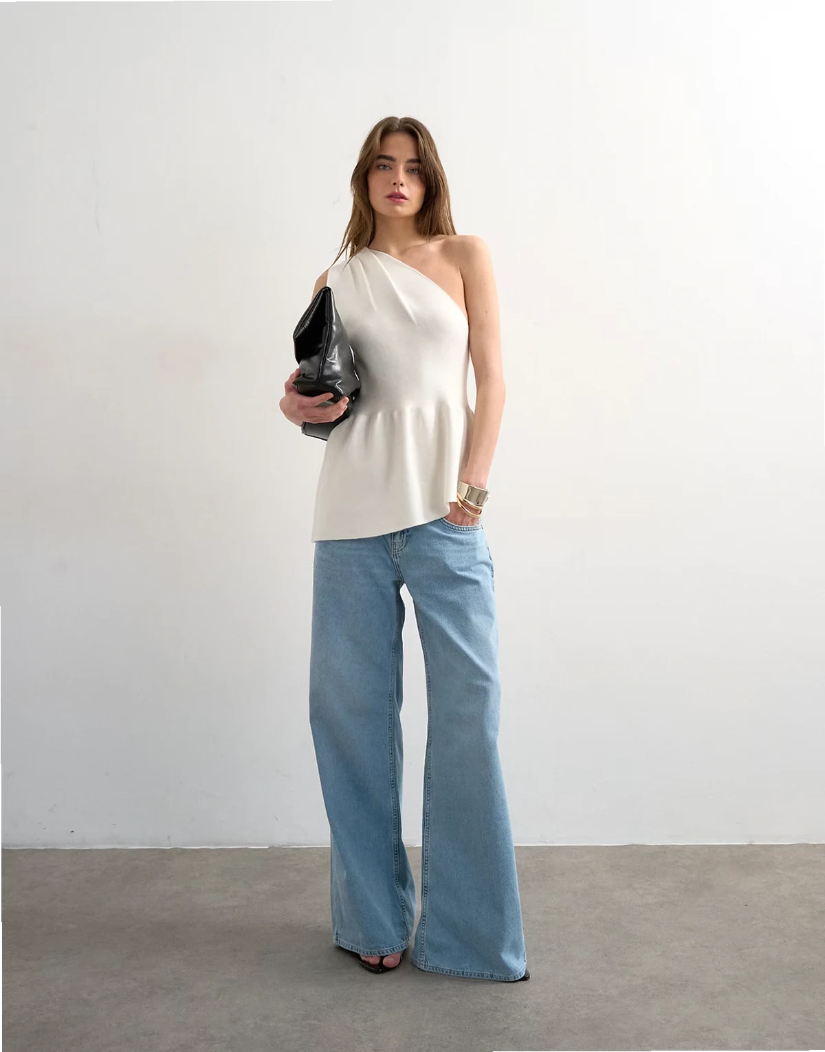 – Schößchenoberteil aus kompaktem Strick in Elfenbein mit One-Shoulder-Träger