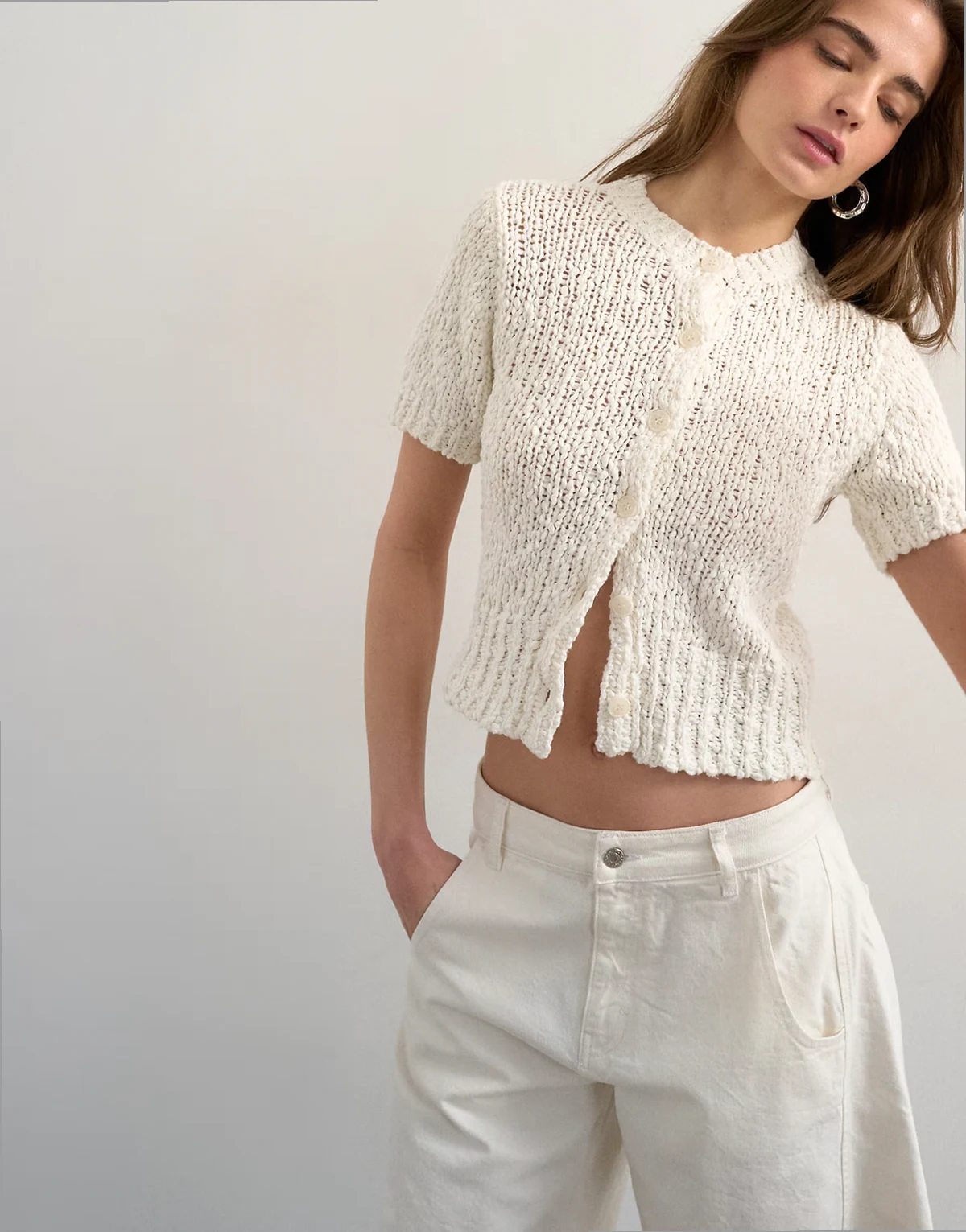 – Kurzärmlige, strukturierte Strickjacke in Elfenbeinweiß