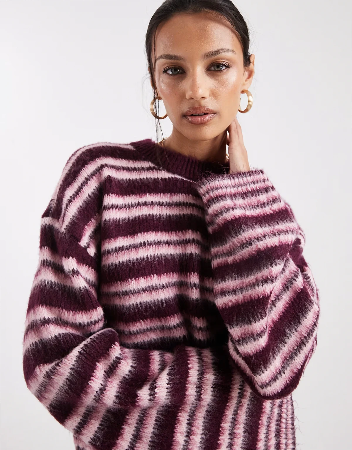 – Angerauter Strickpullover in Pflaume mit Streifenmuster