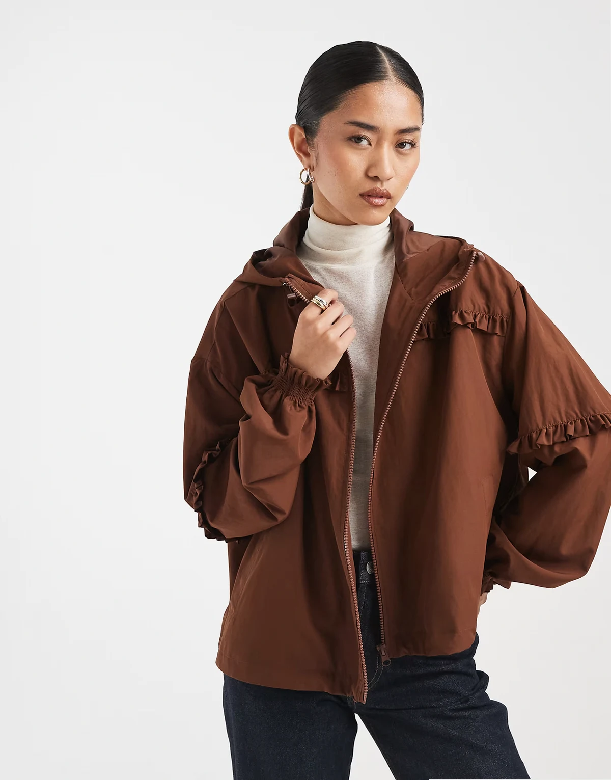 – Czekoladowa ściągana w talii kurtka wiatrówka z falbanką