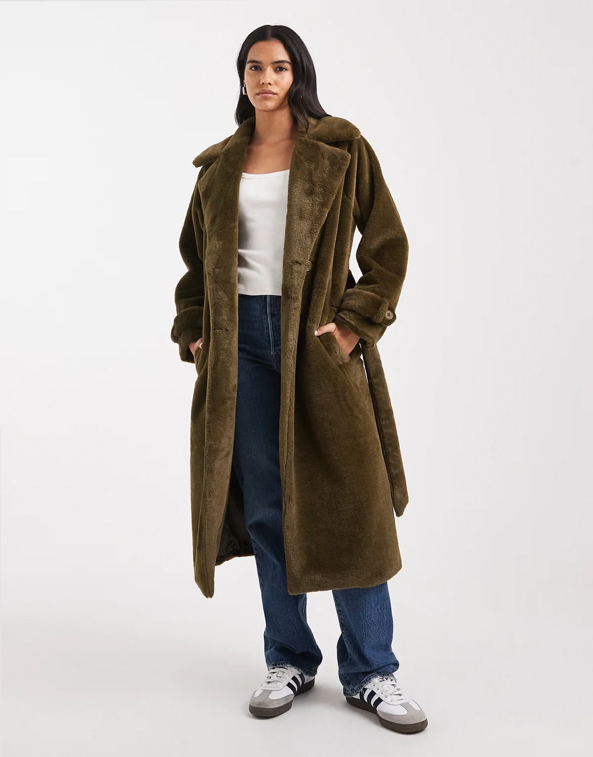 – Ciemnooliwkowy płaszcz midaxi z paskiem i wstawkami ze sztucznego kożuszka