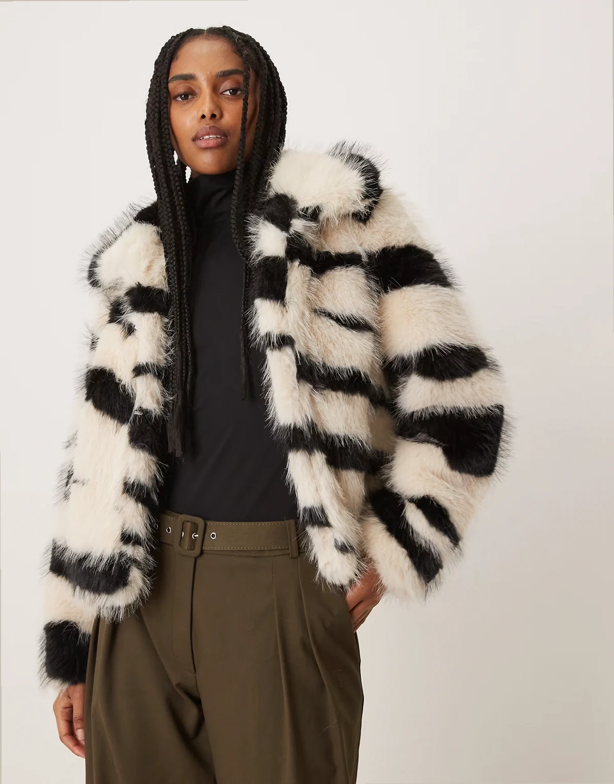 – Czarno-biała krótka kurtka ze sztucznego futra w paski zebry