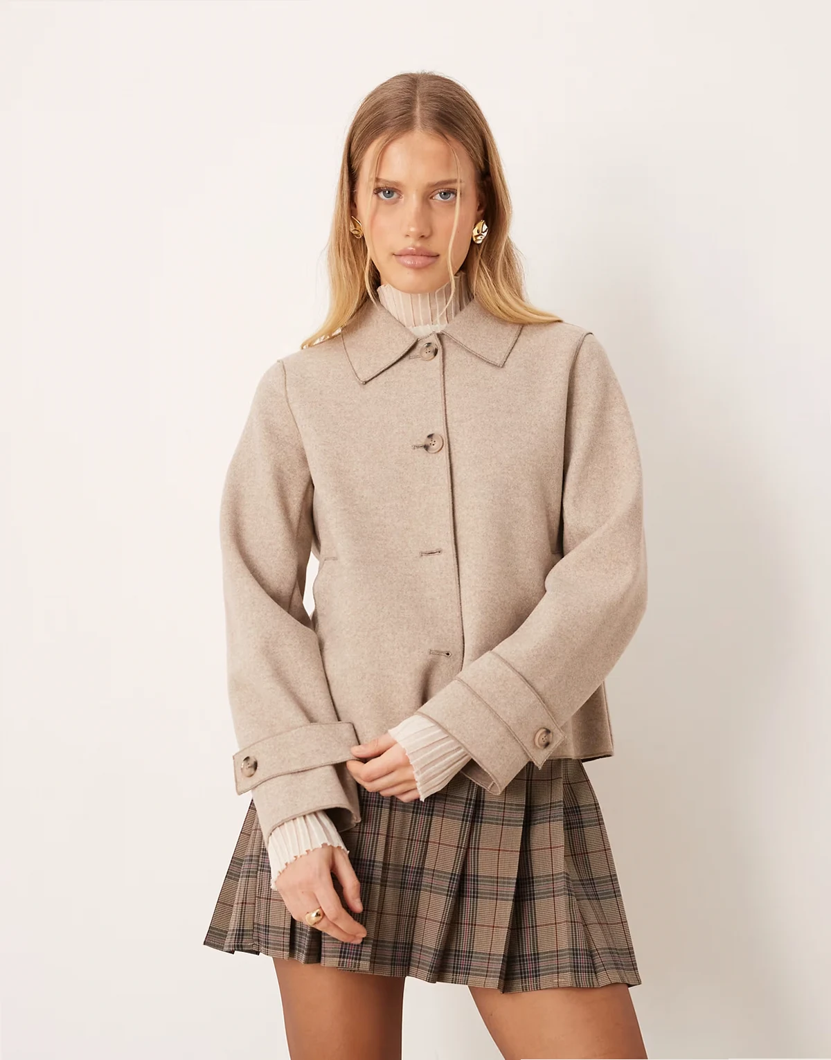 – Zapinana na guziki lekka krótka kurtka w naturalnym melanżowym kolorze