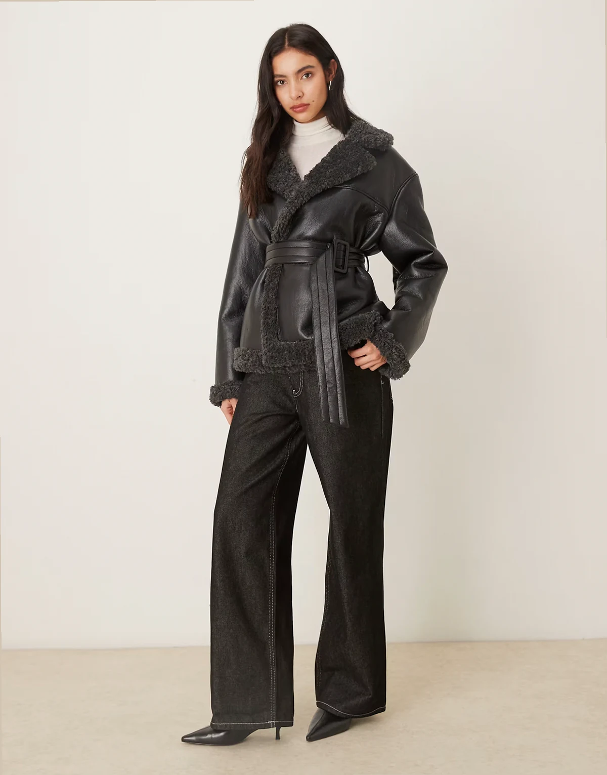 – Kurze Jacke aus Teddy-PU in Schwarz mit Gürtel und dunkelgrauen Kragenbesätzen