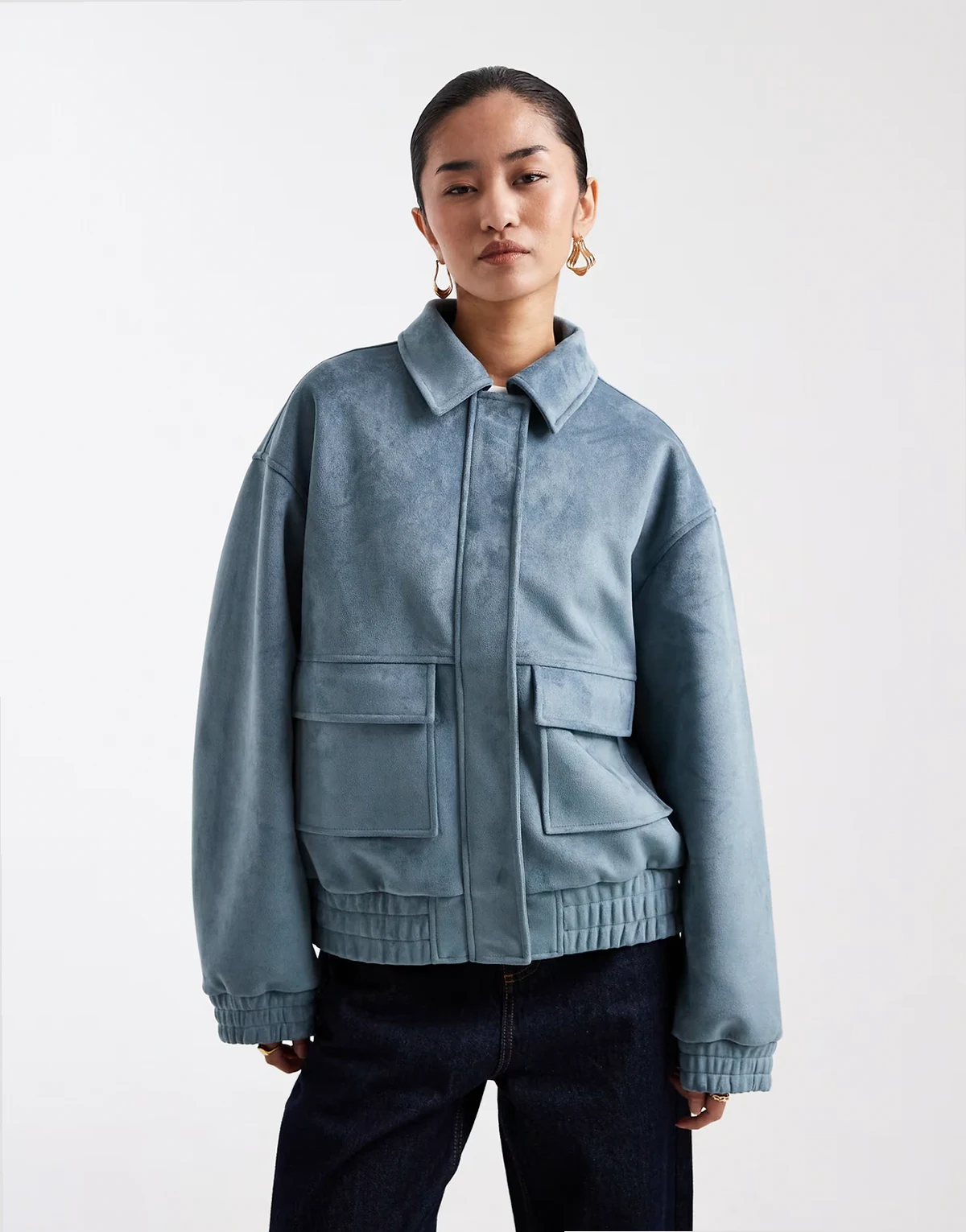 – Jasnoniebieska kurtka bomberka z imitacji zamszu